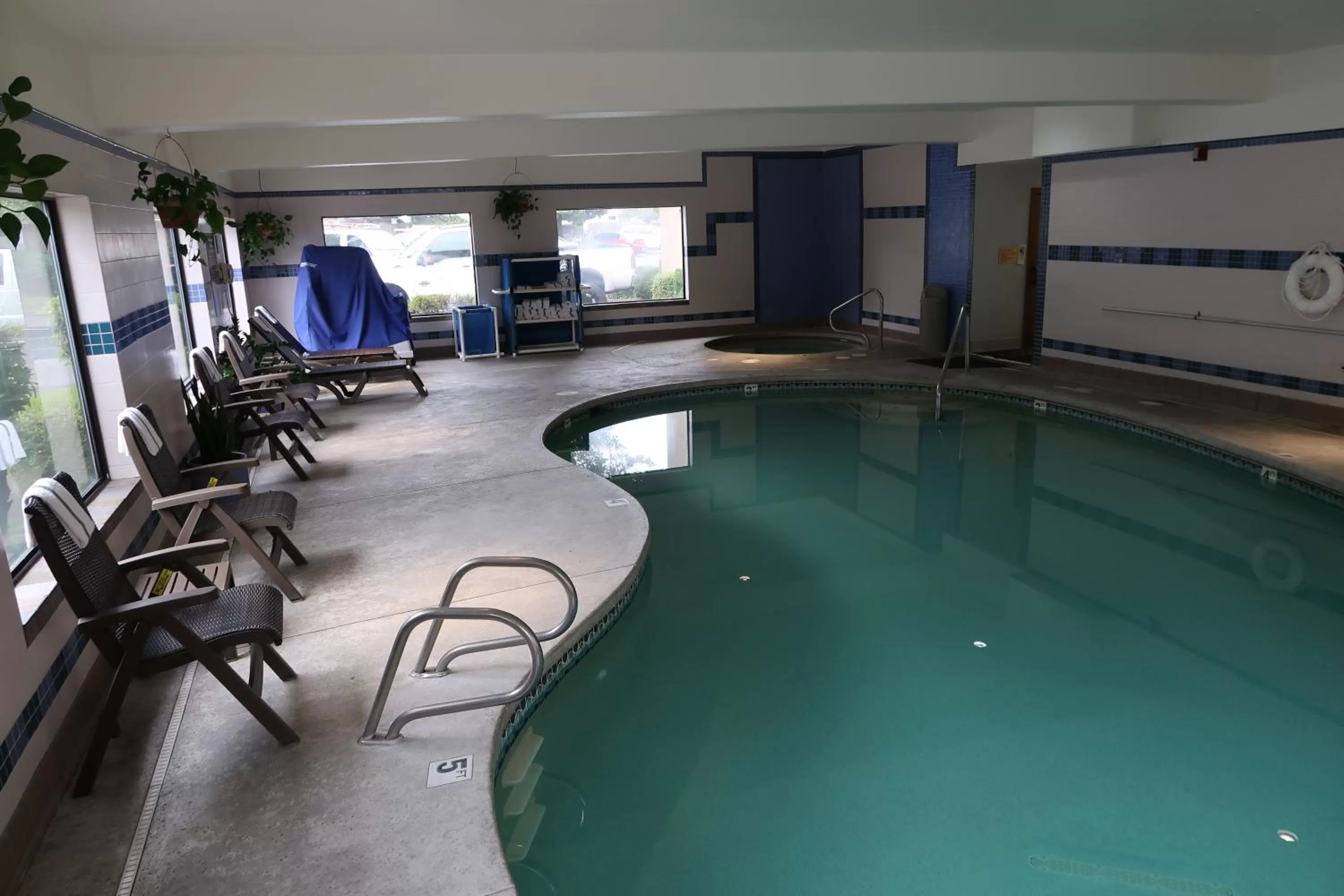 Swimming pool in Oxford Suites Portland - Jantzen Beach