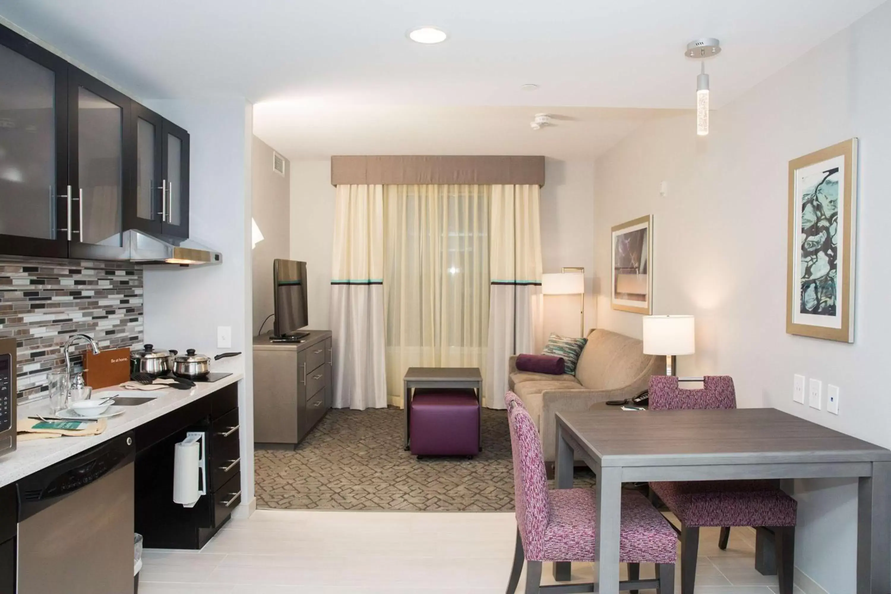 Bedroom, Kitchen/Kitchenette in Homewood Suites By Hilton Allentown Bethlehem Center Valley