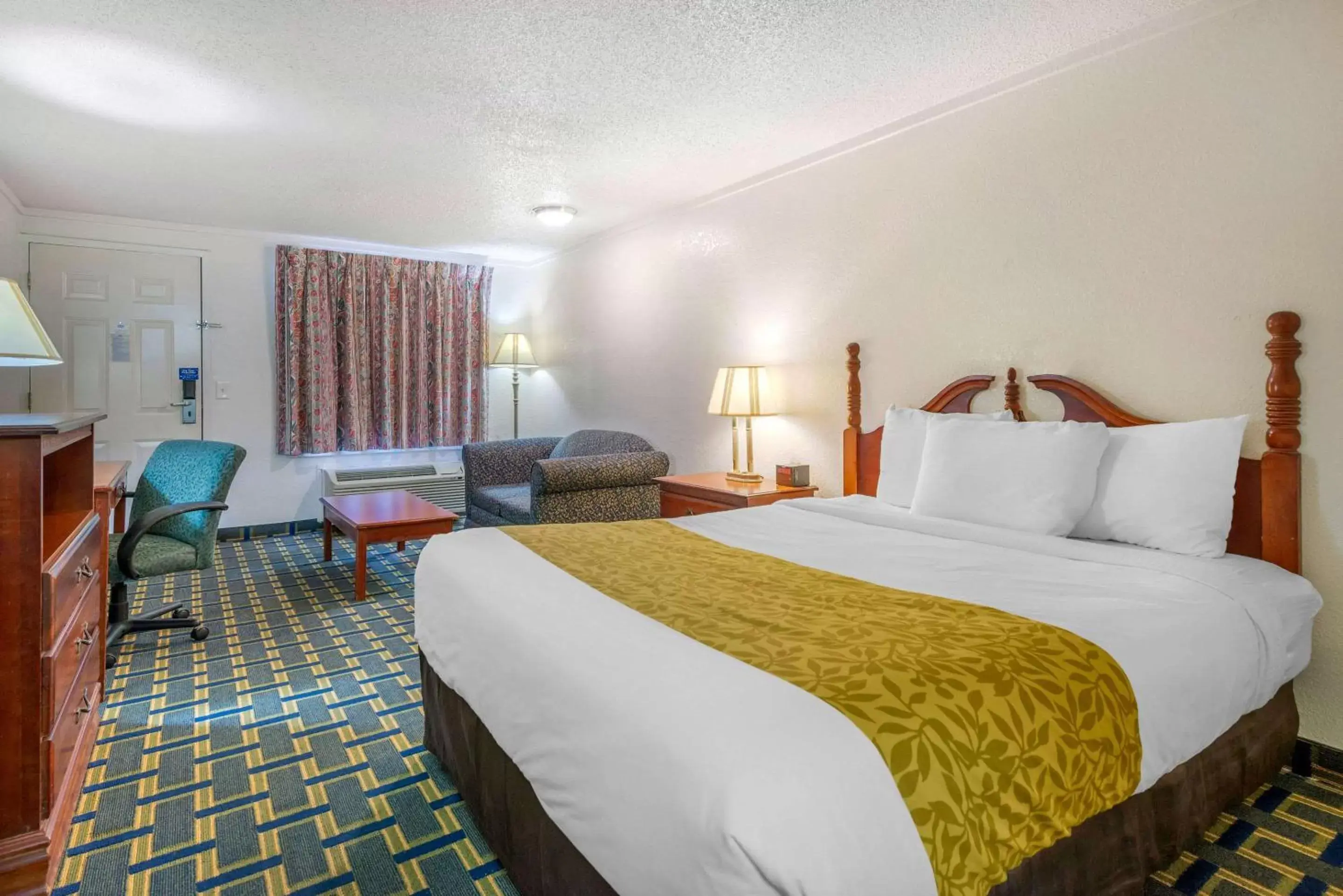 Photo of the whole room, Bed in Rodeway Inn Hilliard/Columbus
