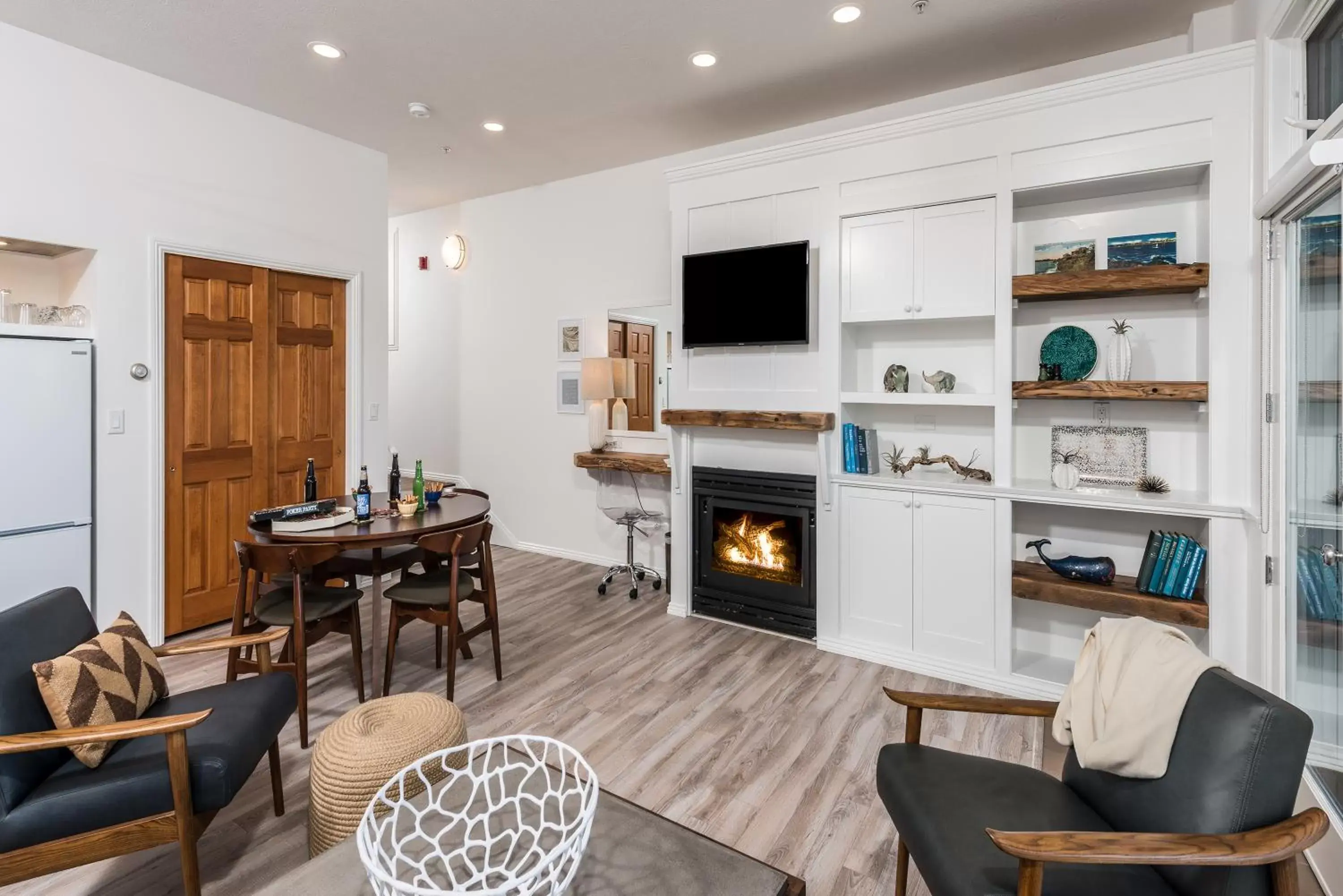 Living room, Dining Area in ViewPoint Hotel