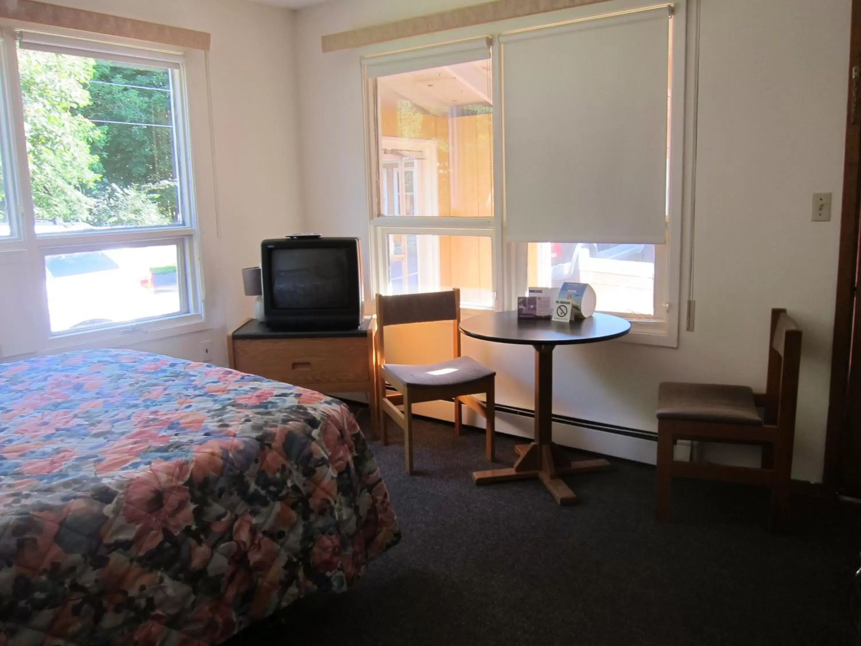 Bedroom, TV/Entertainment Center in Shine Motel