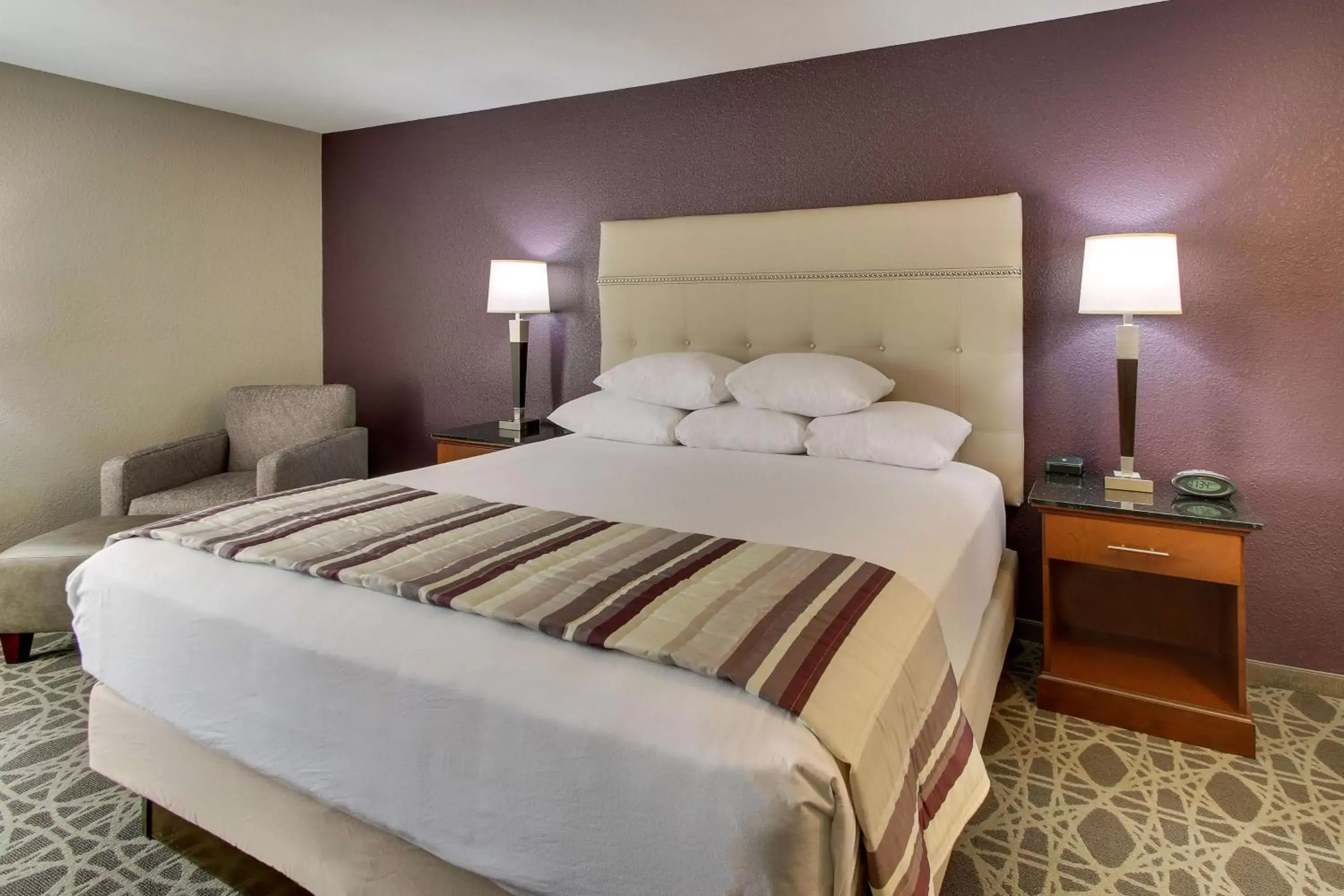 Deluxe King Room - Accessible, Roll-in Shower in Drury Inn & Suites Poplar Bluff Deluxe King Room - Accessible, Roll-in Shower in Drury Inn & Suites Poplar Bluff