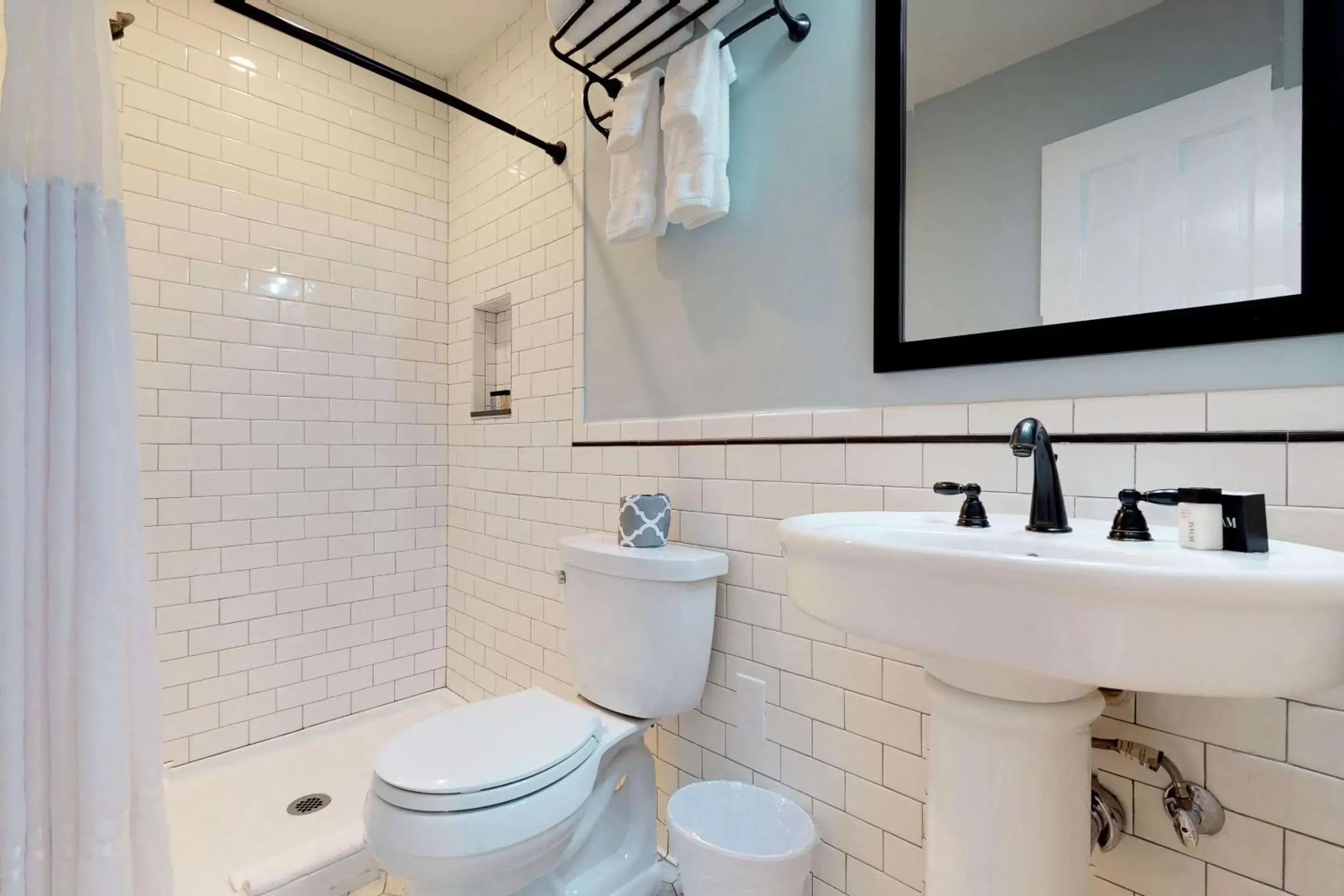 Bathroom in Hotel Petaluma, Ascend Hotel Collection