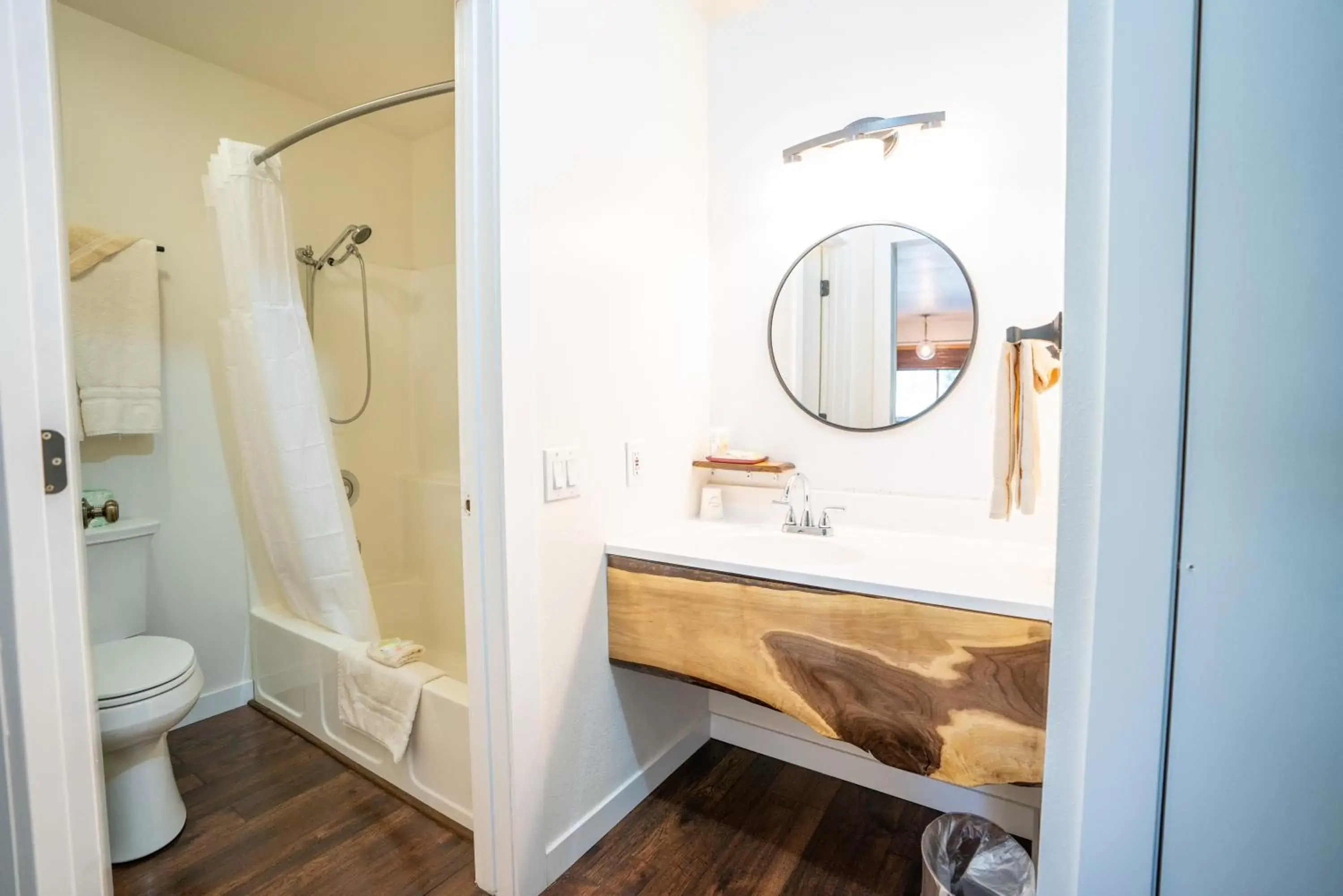 Shower, Bathroom in Hagerman Valley Inn