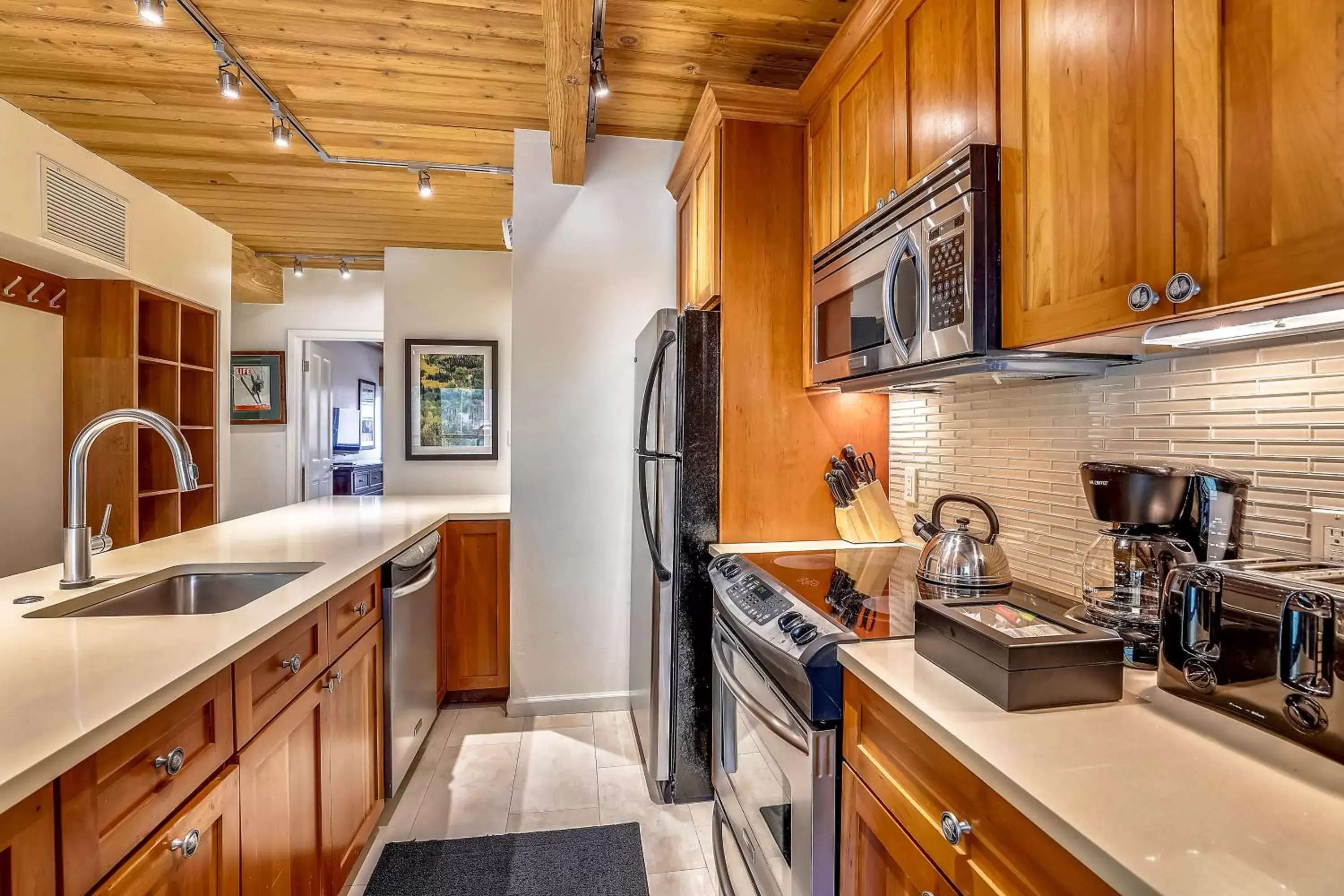 Coffee/tea facilities, Kitchen/Kitchenette in Aspen Square Condominium Hotel