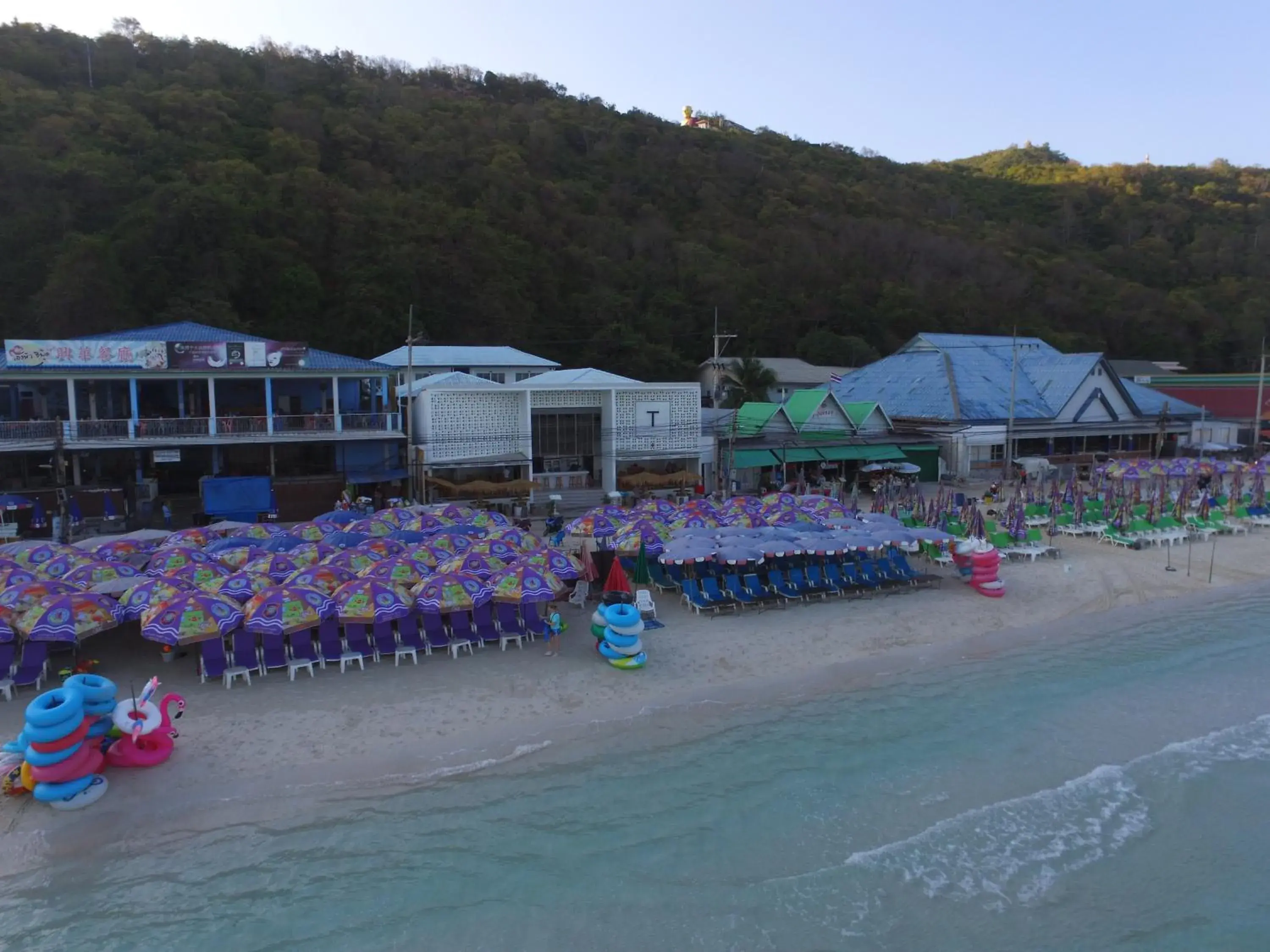 Beach in Tawaen Beach Resort