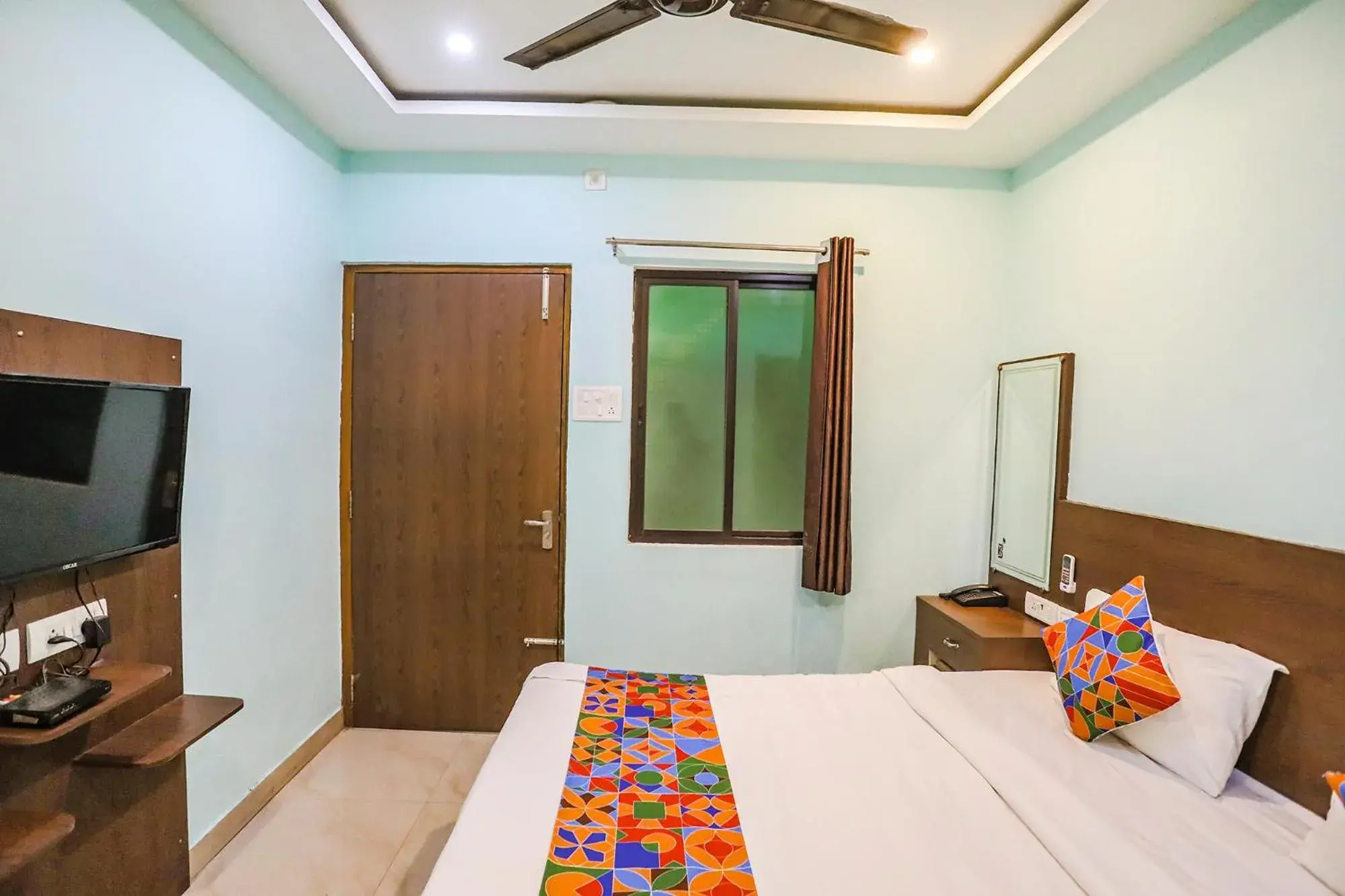 Communal lounge/ TV room, Bed in FabExpress Banarasi Kothi