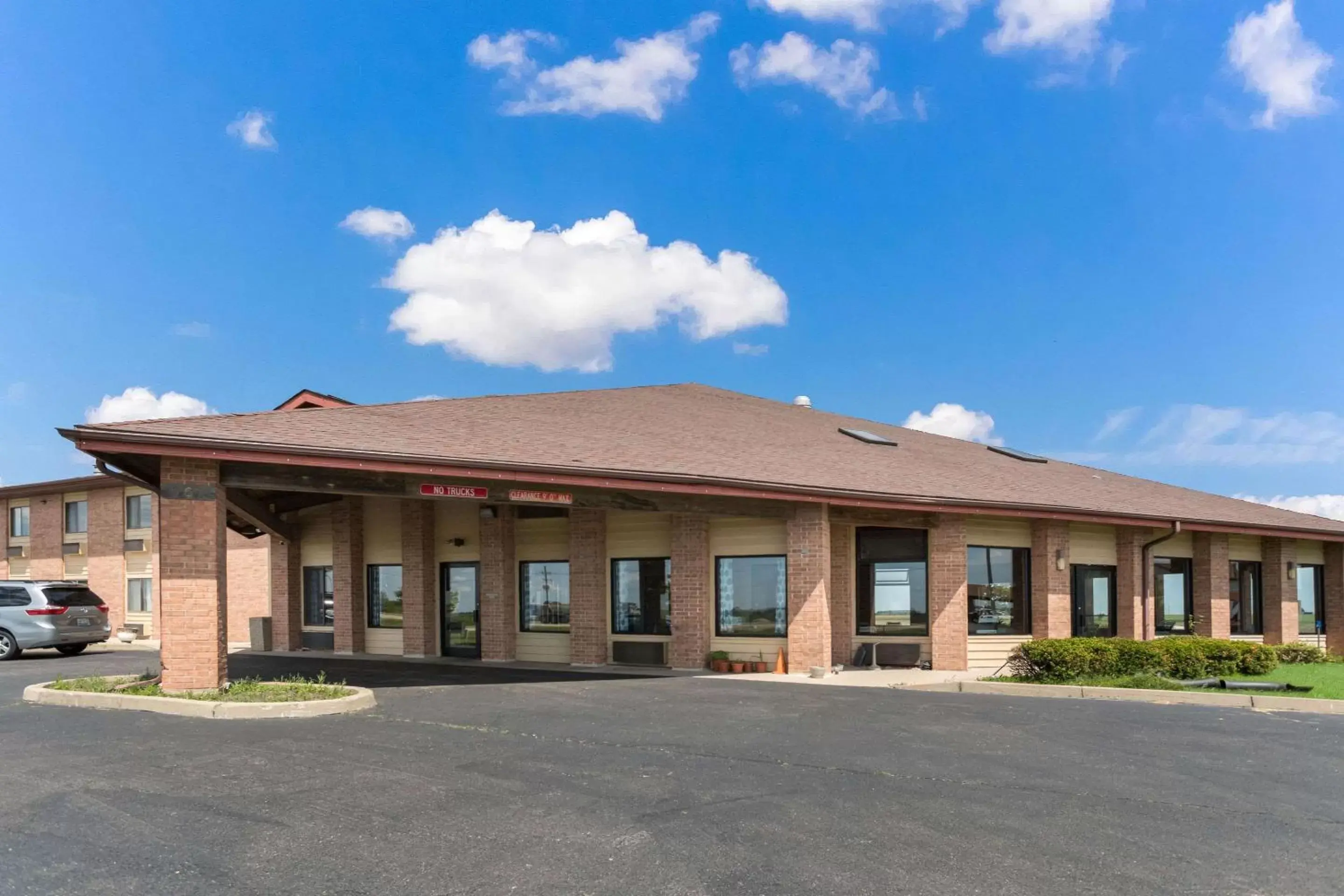 Property Building in Quality Inn Rochelle