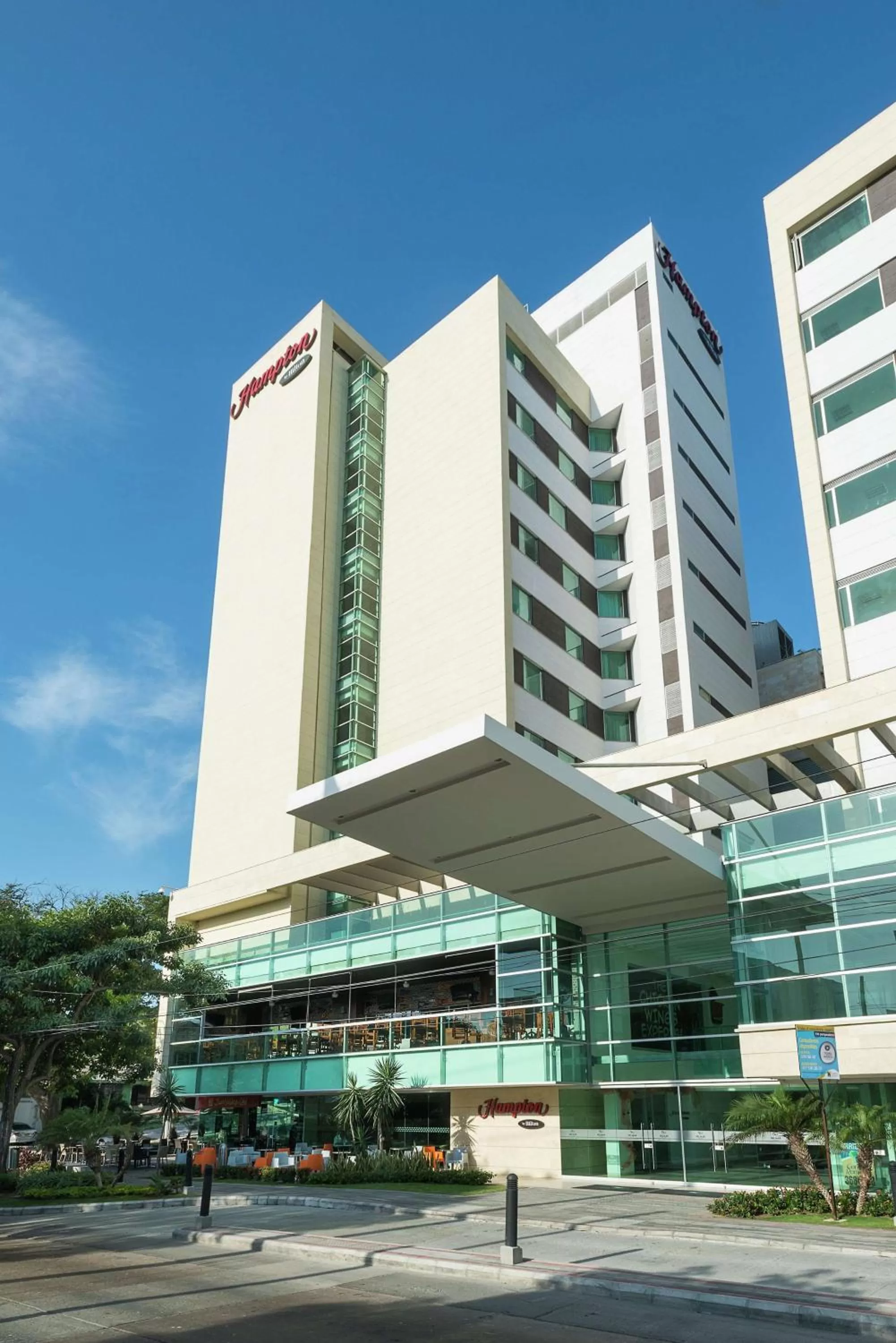 Property building in Hampton by Hilton Barranquilla