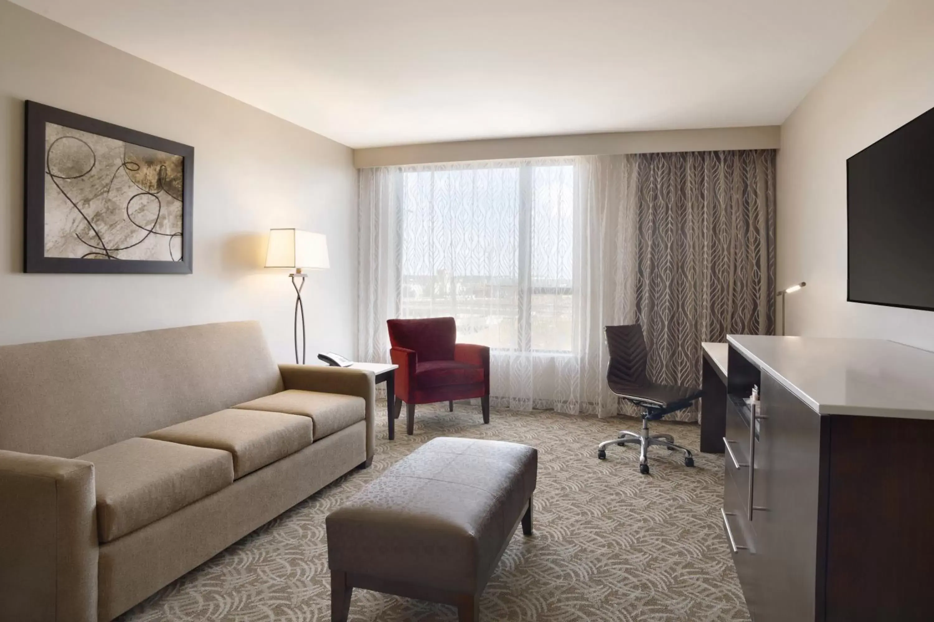 Photo of the whole room, Seating Area in Holiday Inn Chicago Schaumburg, an IHG Hotel