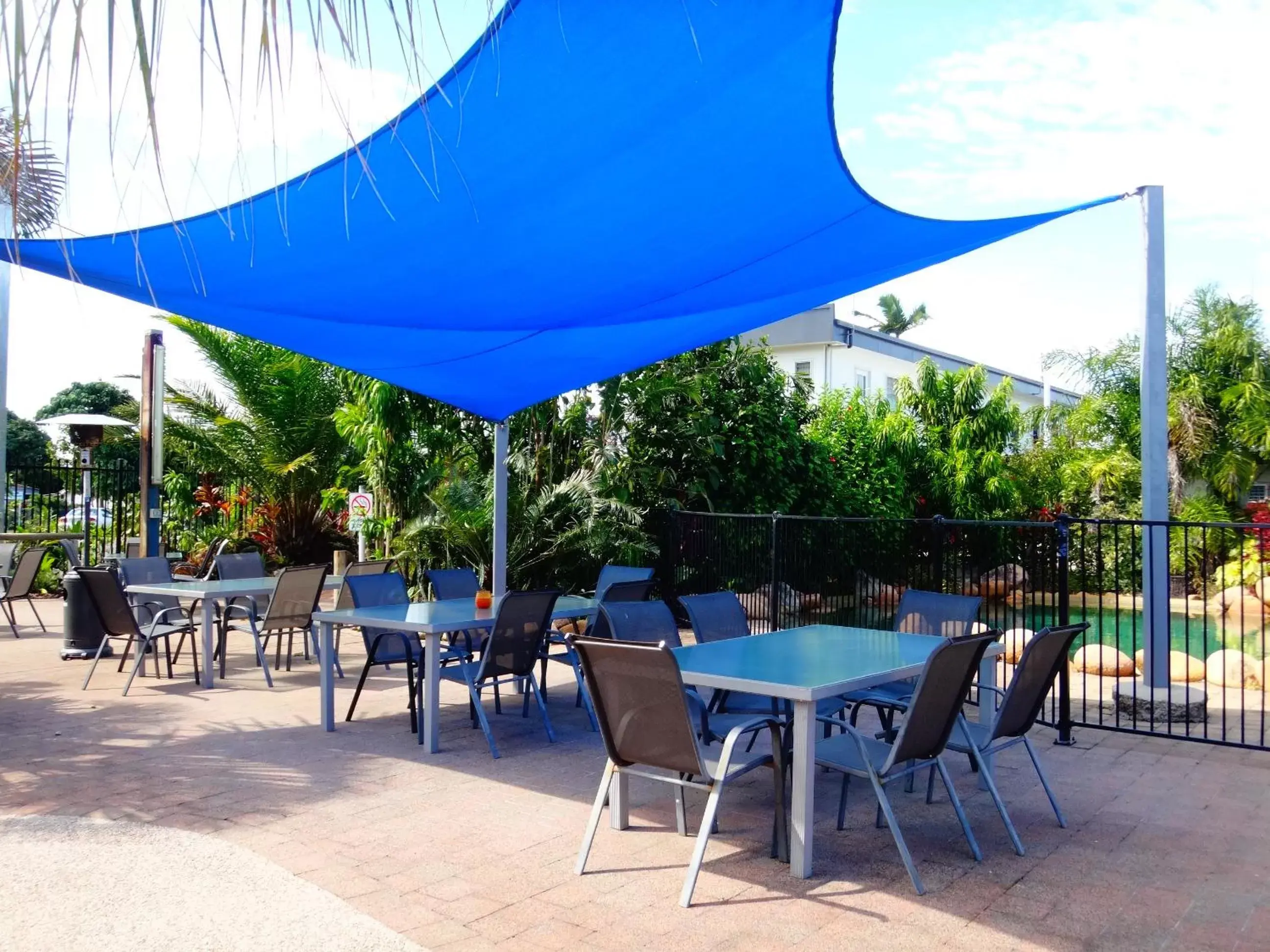 Patio, Restaurant/Places to Eat in Cardwell at the Beach