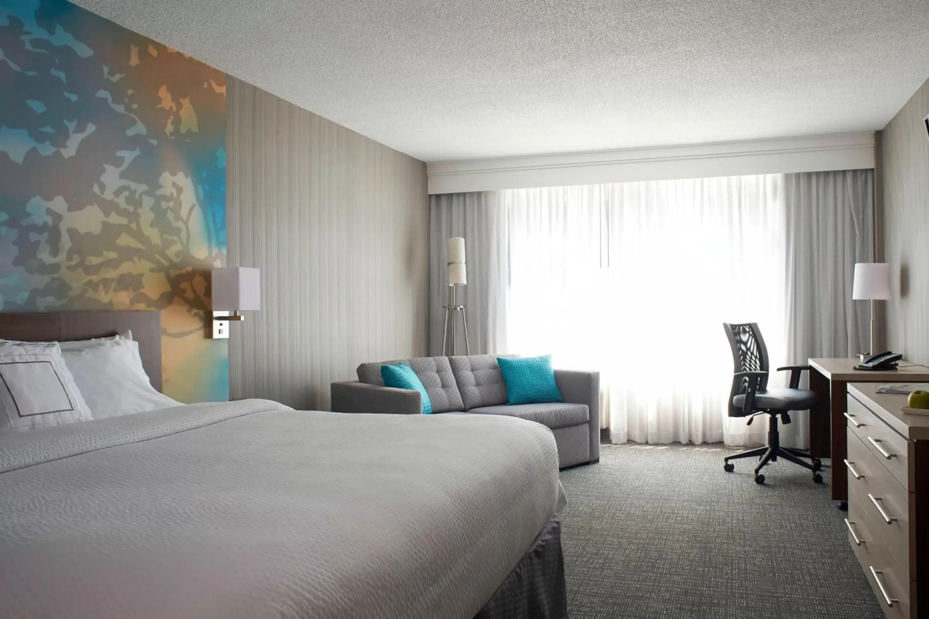 King Room with City View in Courtyard by Marriott Toronto Downtown