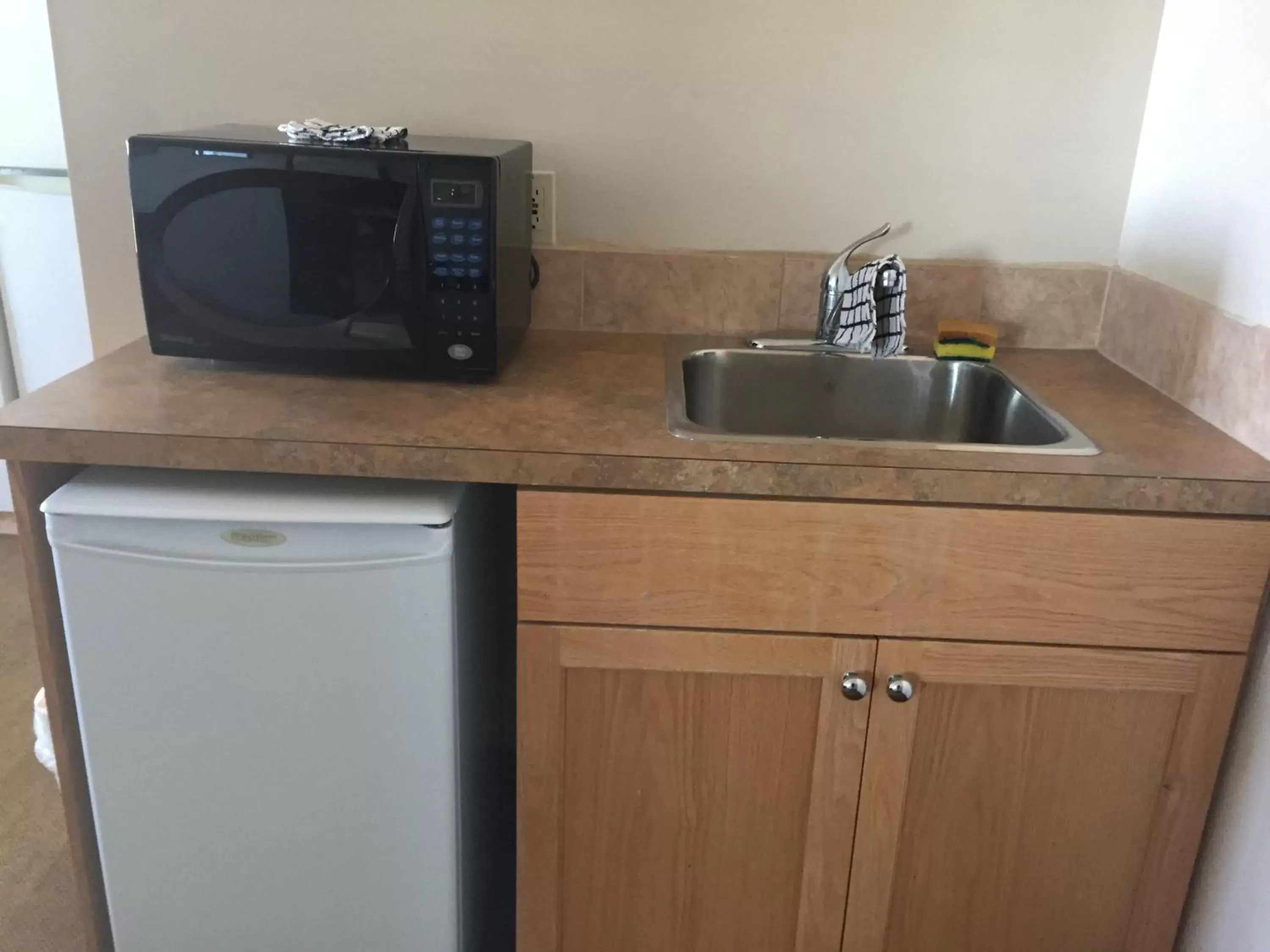 Kitchen/Kitchenette in Travel Inn & Suites