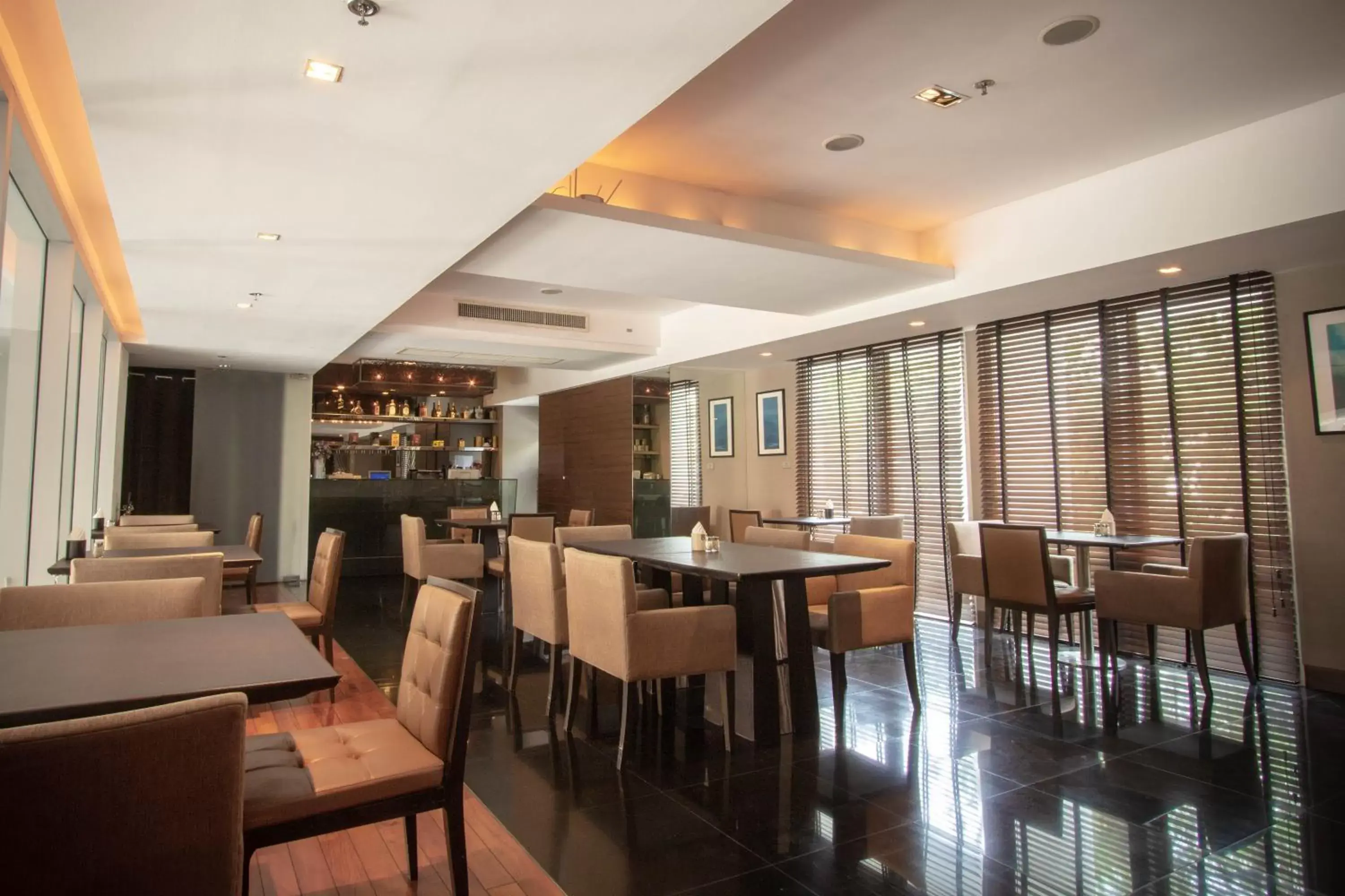 Restaurant/Places to Eat in Lily Hotel Bangkok