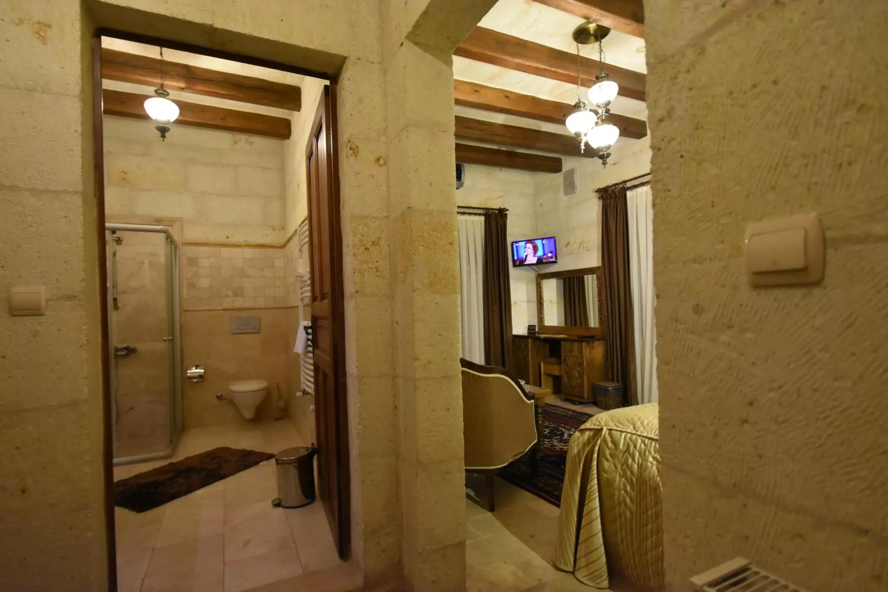 Shower, Bathroom in Harman Cave Hotel