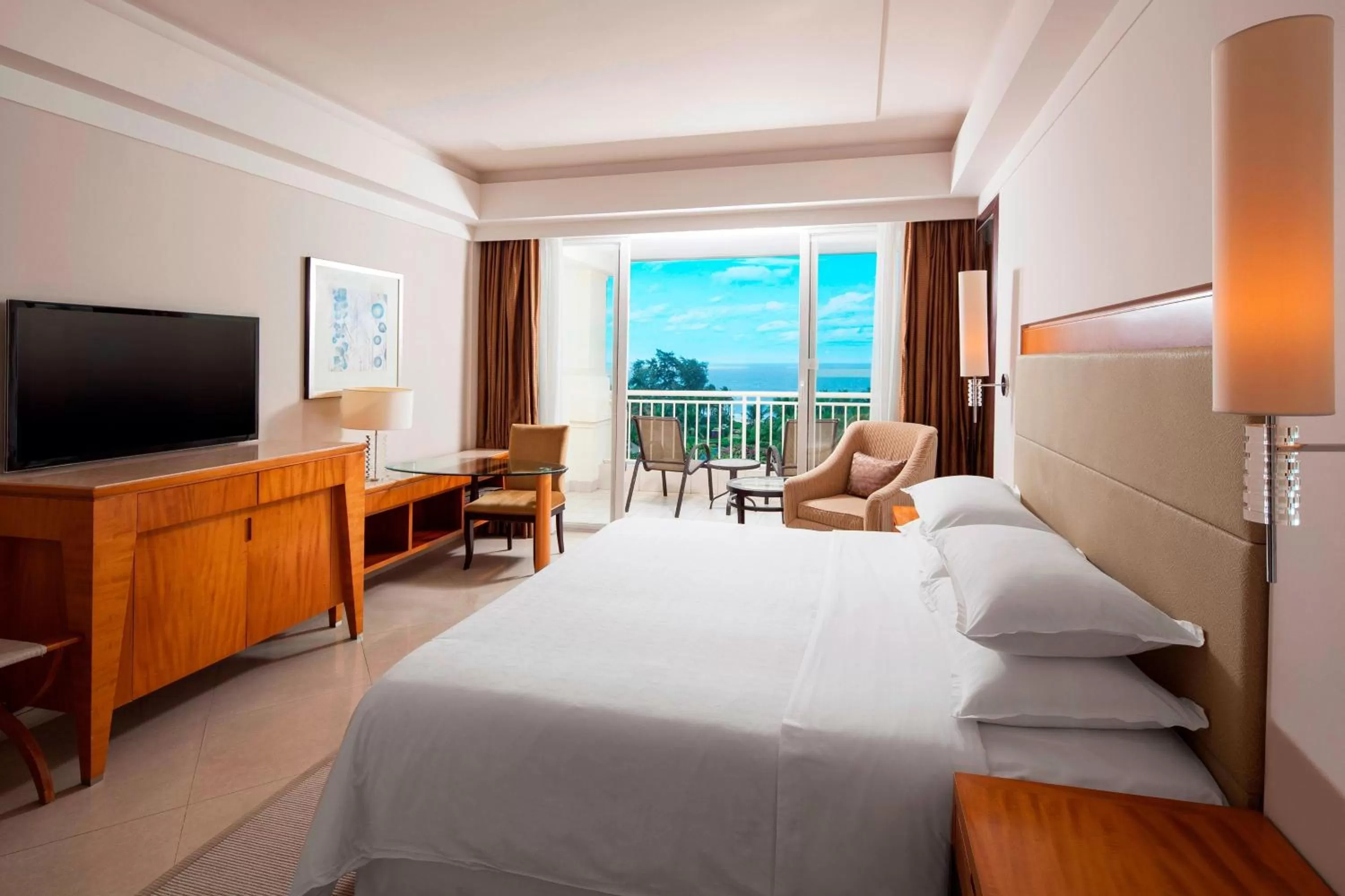 Photo of the whole room, Bed in Sheraton Haikou Hotel