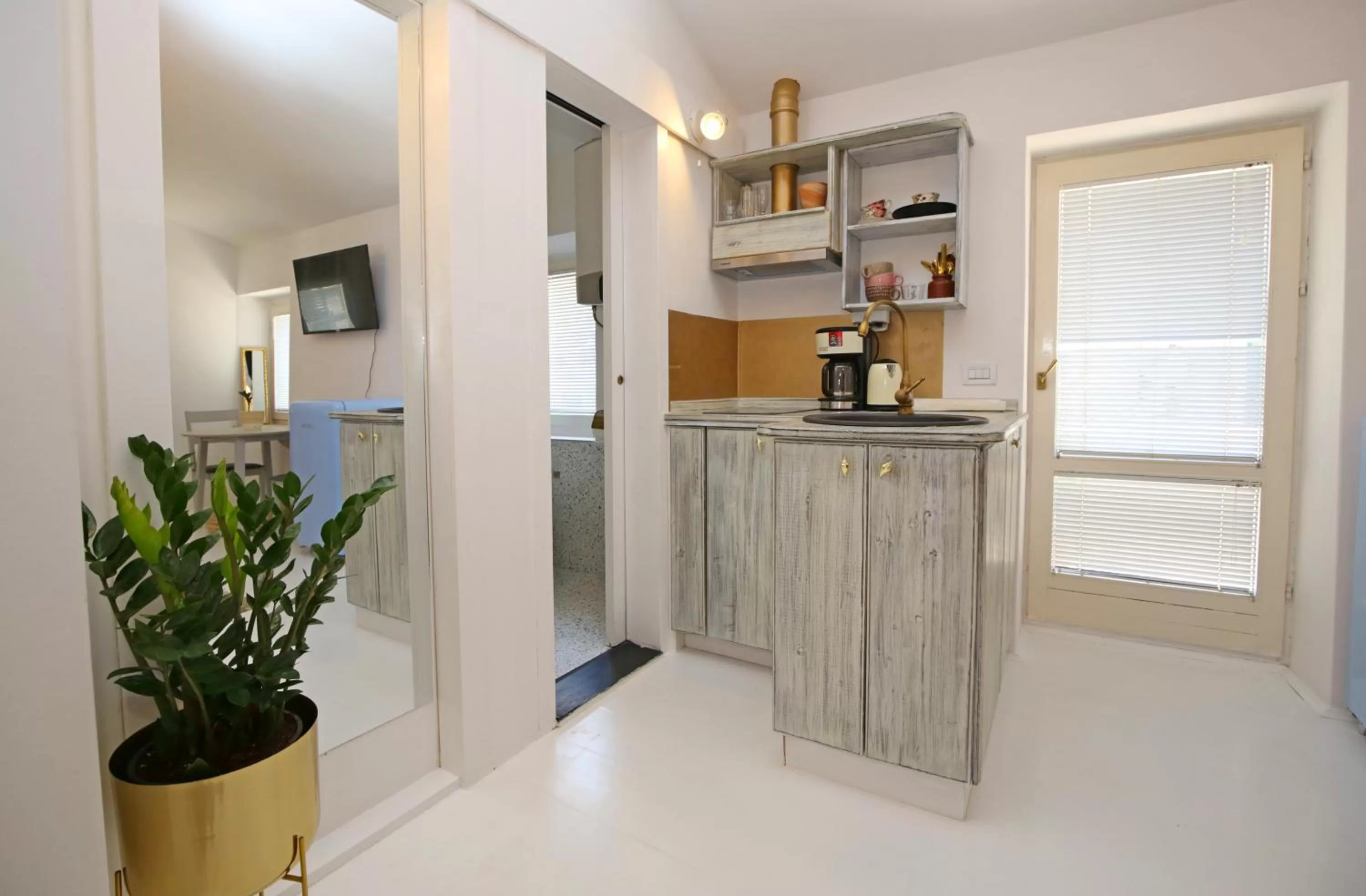 Balcony/Terrace, Kitchen/Kitchenette in Swan City Apartment & Room