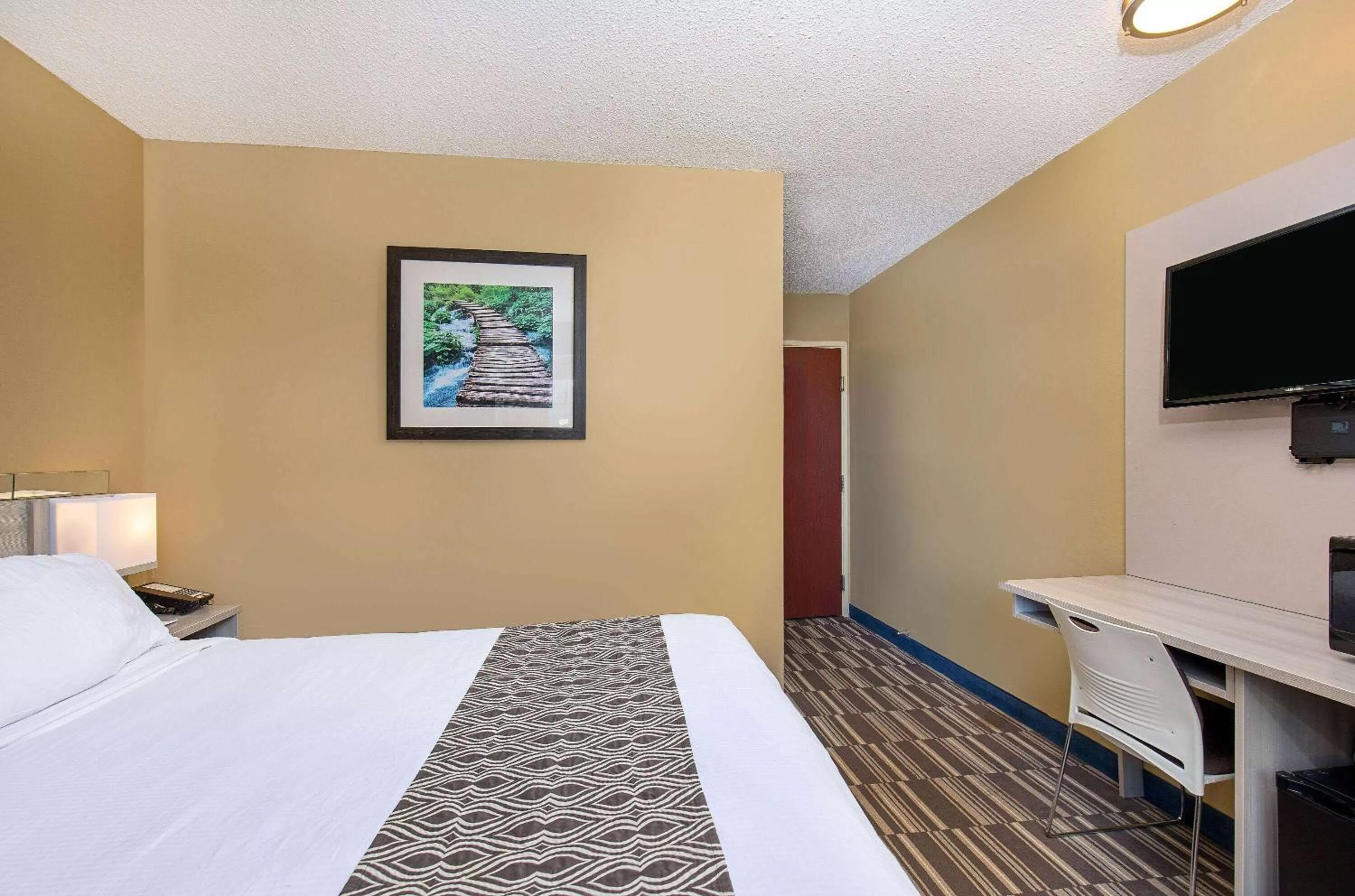 Photo of the whole room, Bed in Microtel Inn & Suites by Wyndham Dry Ridge