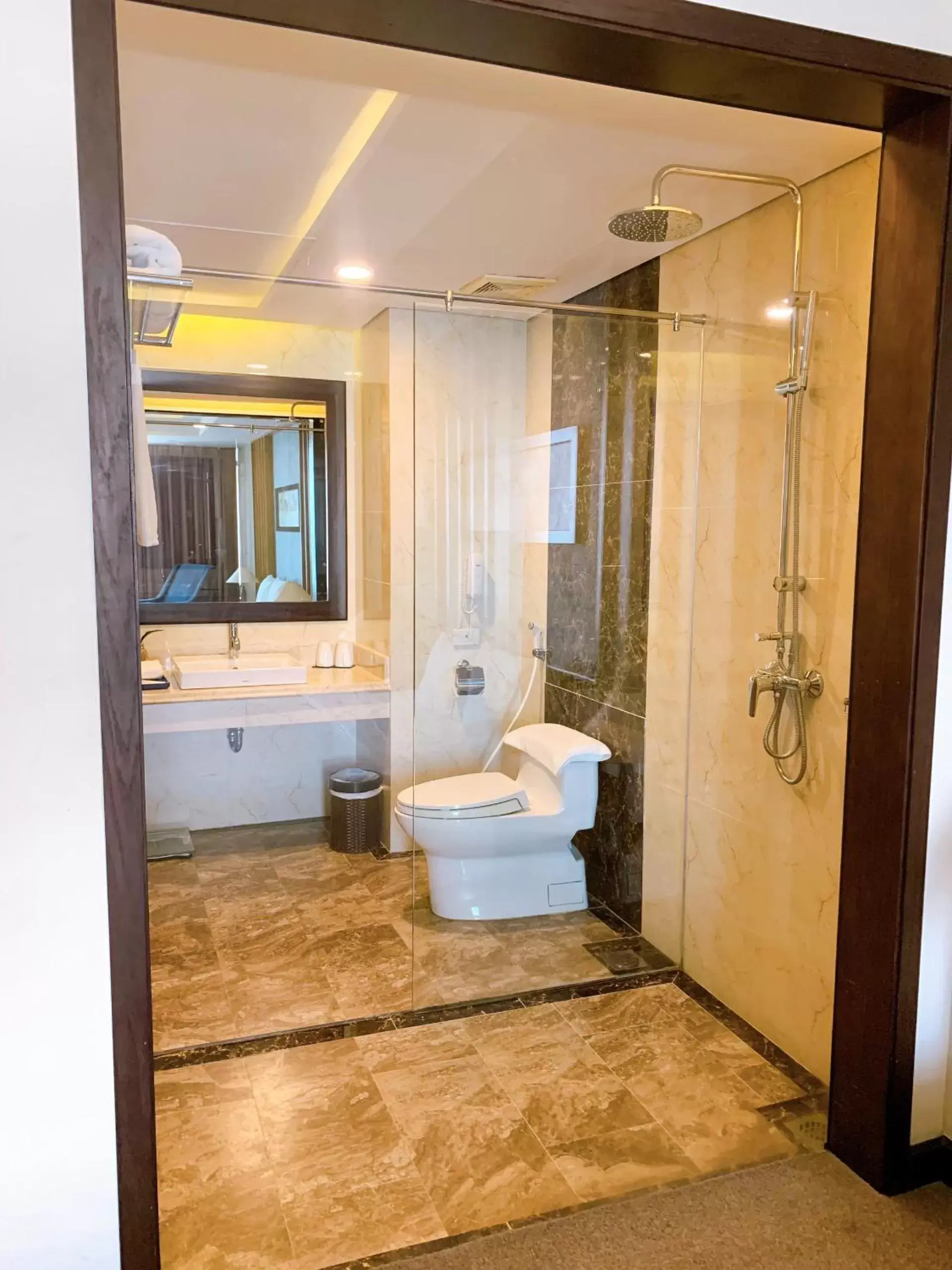 Shower, Bathroom in Muong Thanh Luxury Nhat Le Hotel