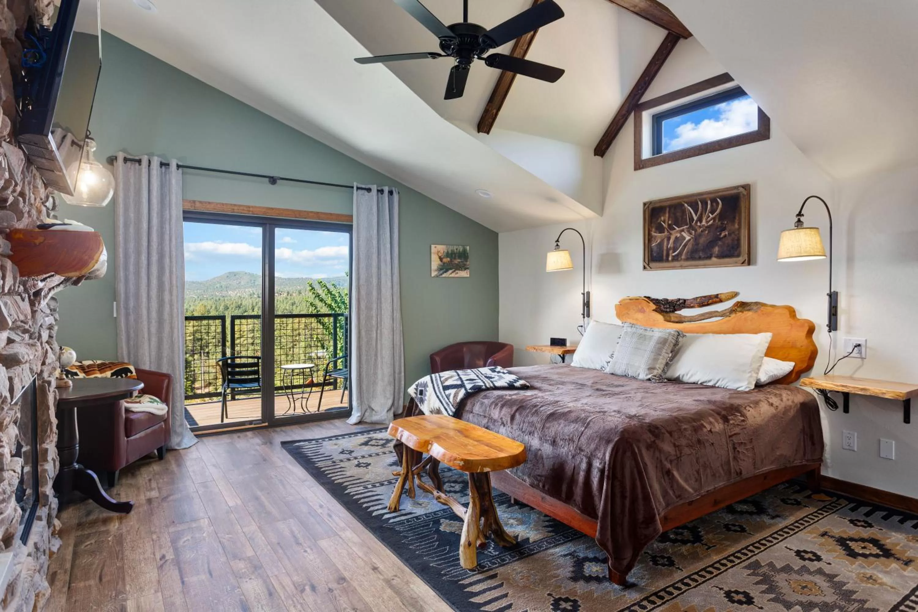 Photo of the whole room in Lodge at 5600