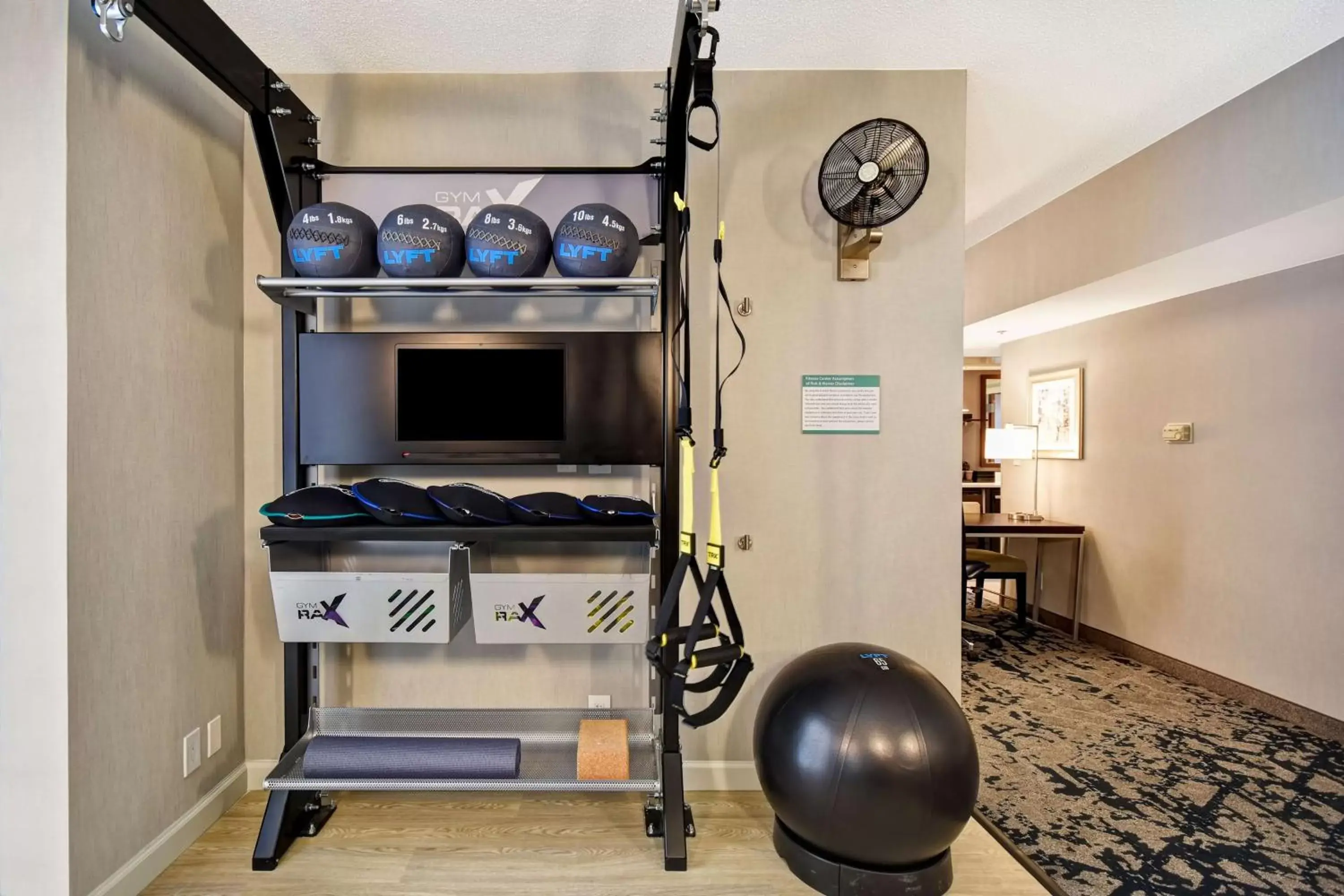 Living room, Fitness Center/Facilities in Hilton Charlotte Airport Hotel