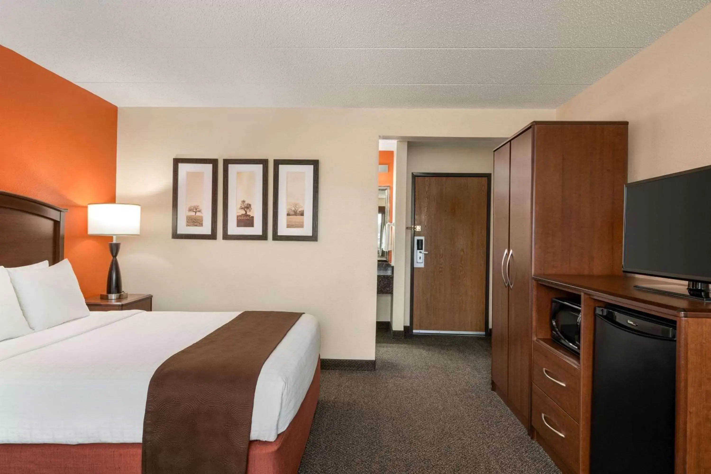 Photo of the whole room, Bed in AmericInn by Wyndham Virginia