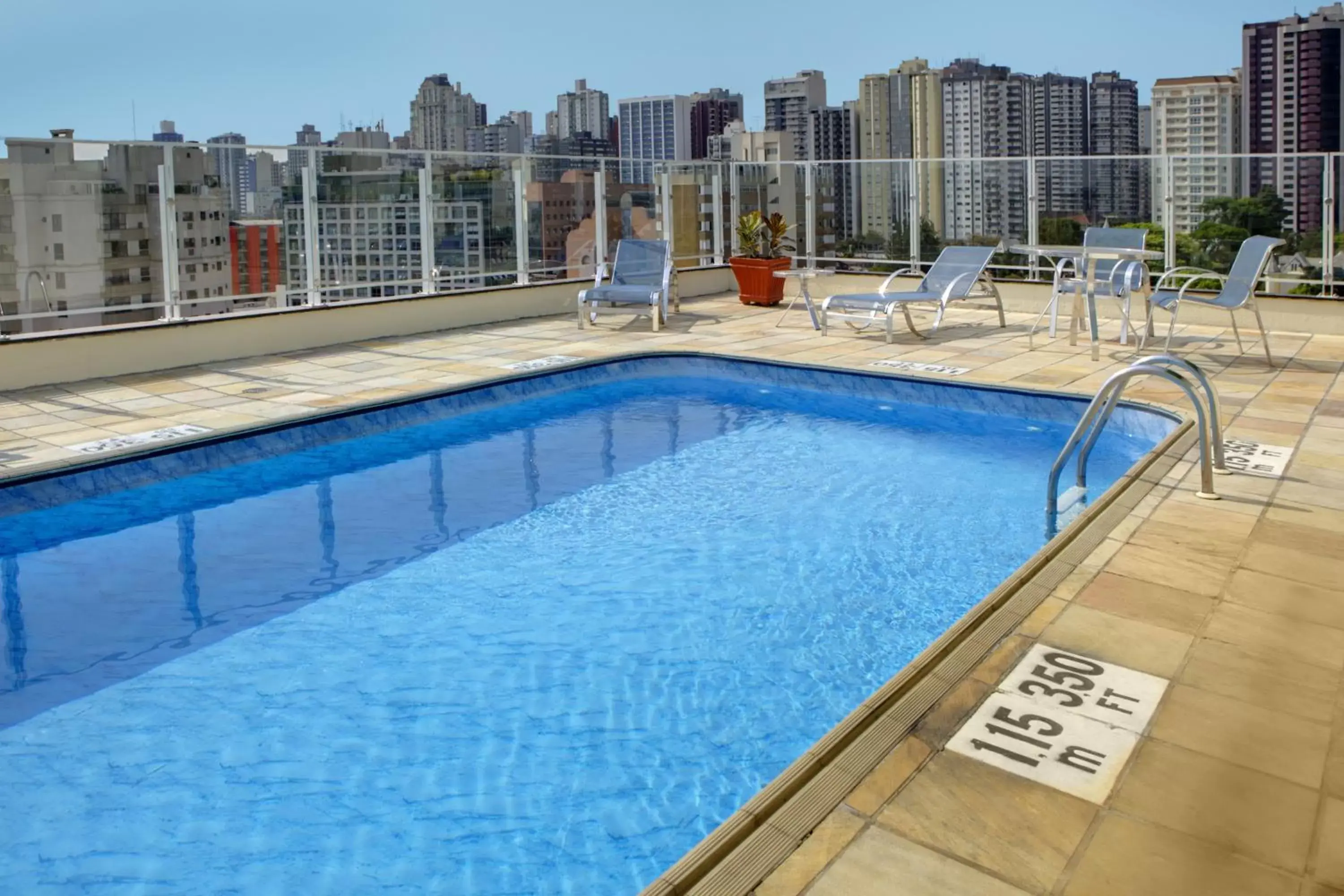 Pool view in Quality Hotel Curitiba
