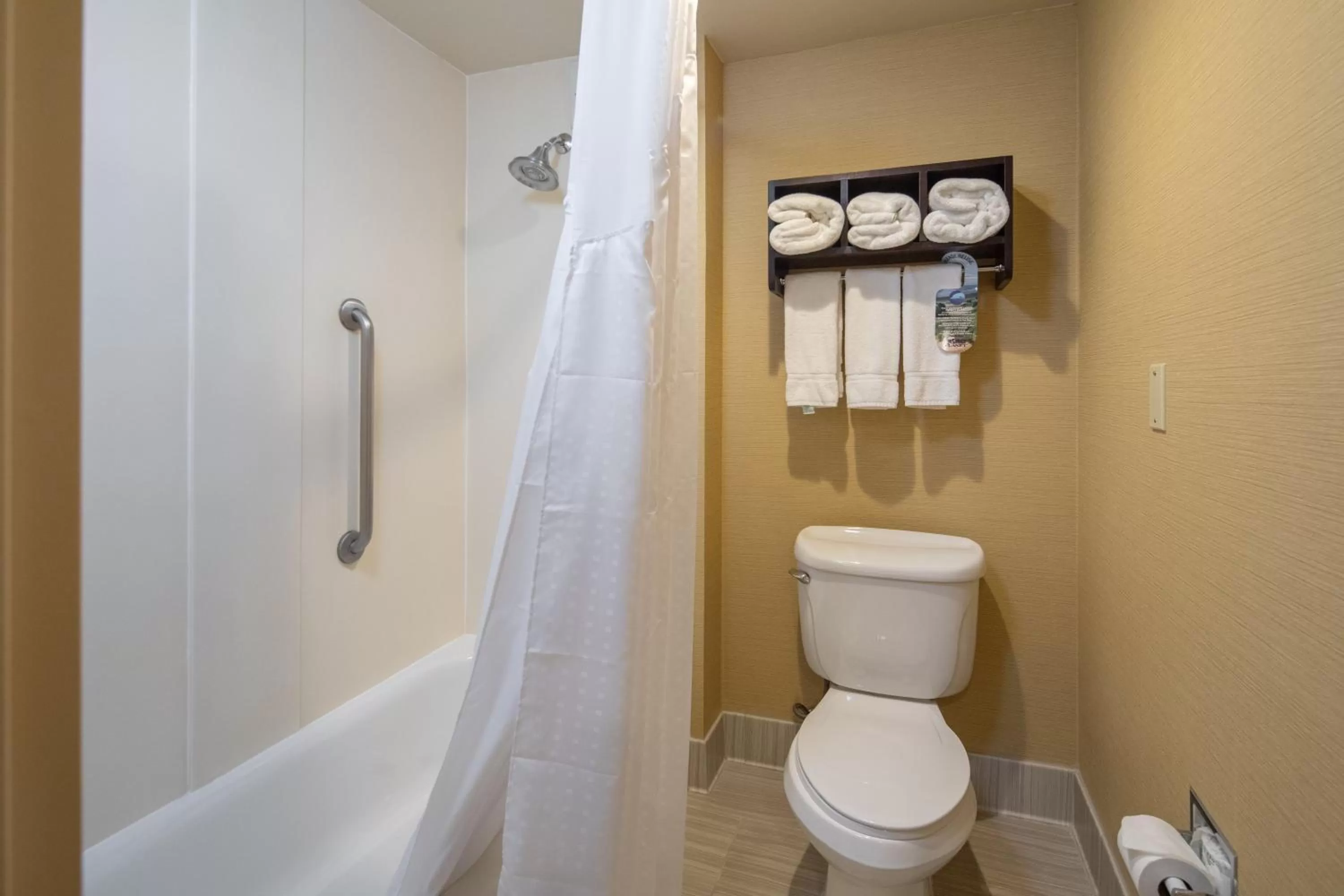 Photo of the whole room in Holiday Inn Express Castro Valley - I-580 by IHG