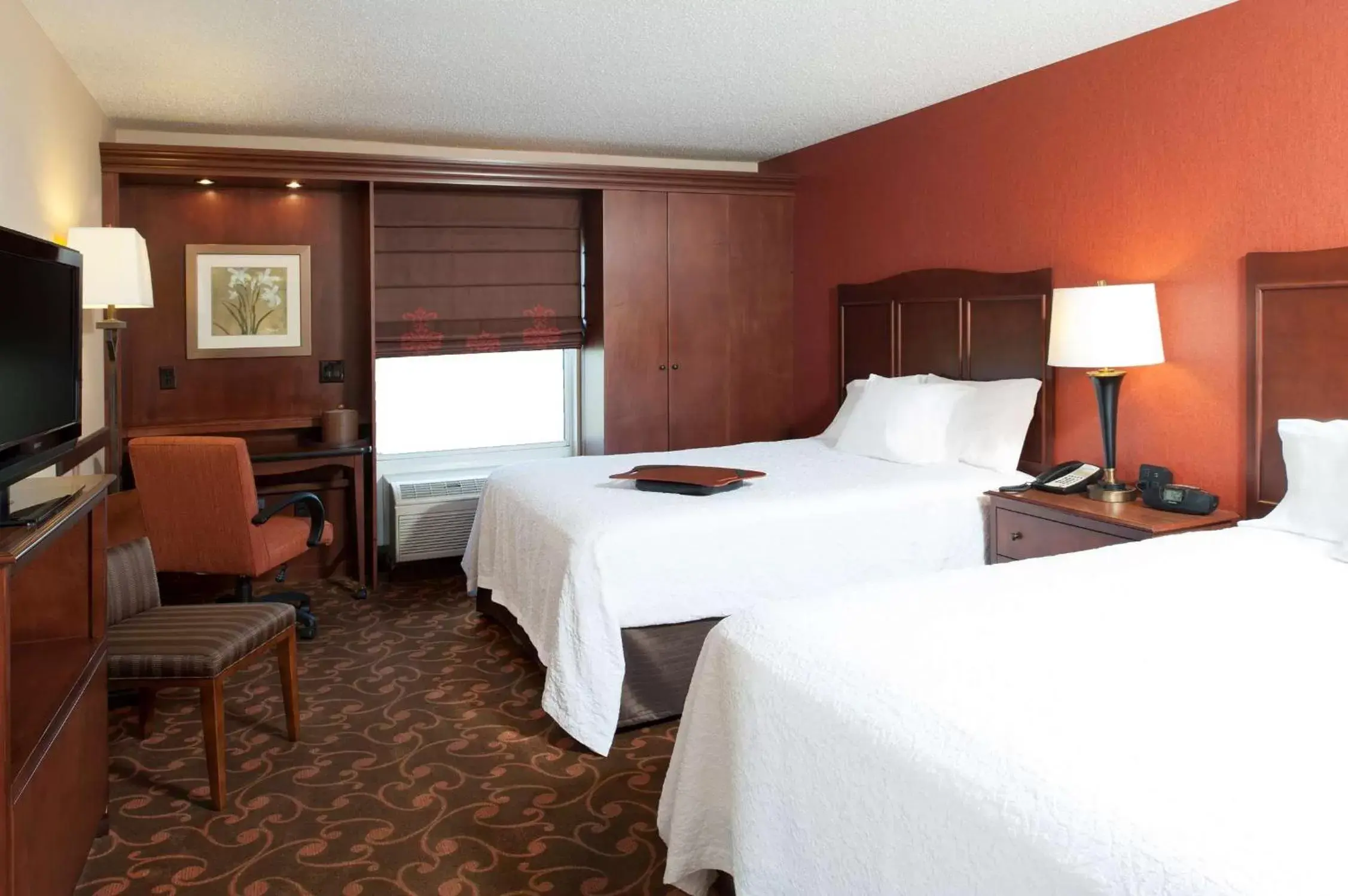 Bed in Hampton Inn & Suites Cleveland-Southeast-Streetsboro