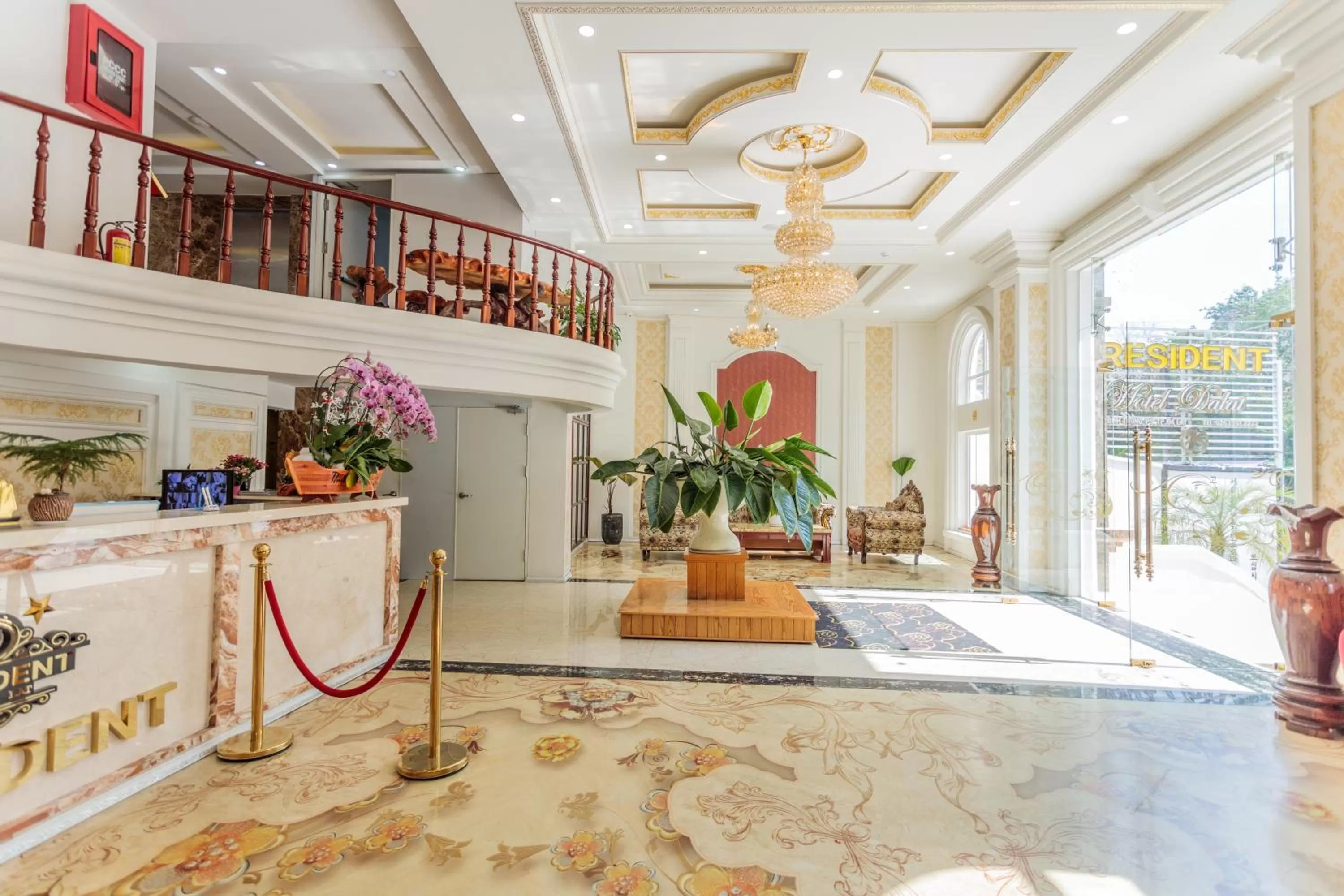 Communal lounge/ TV room in President Hotel