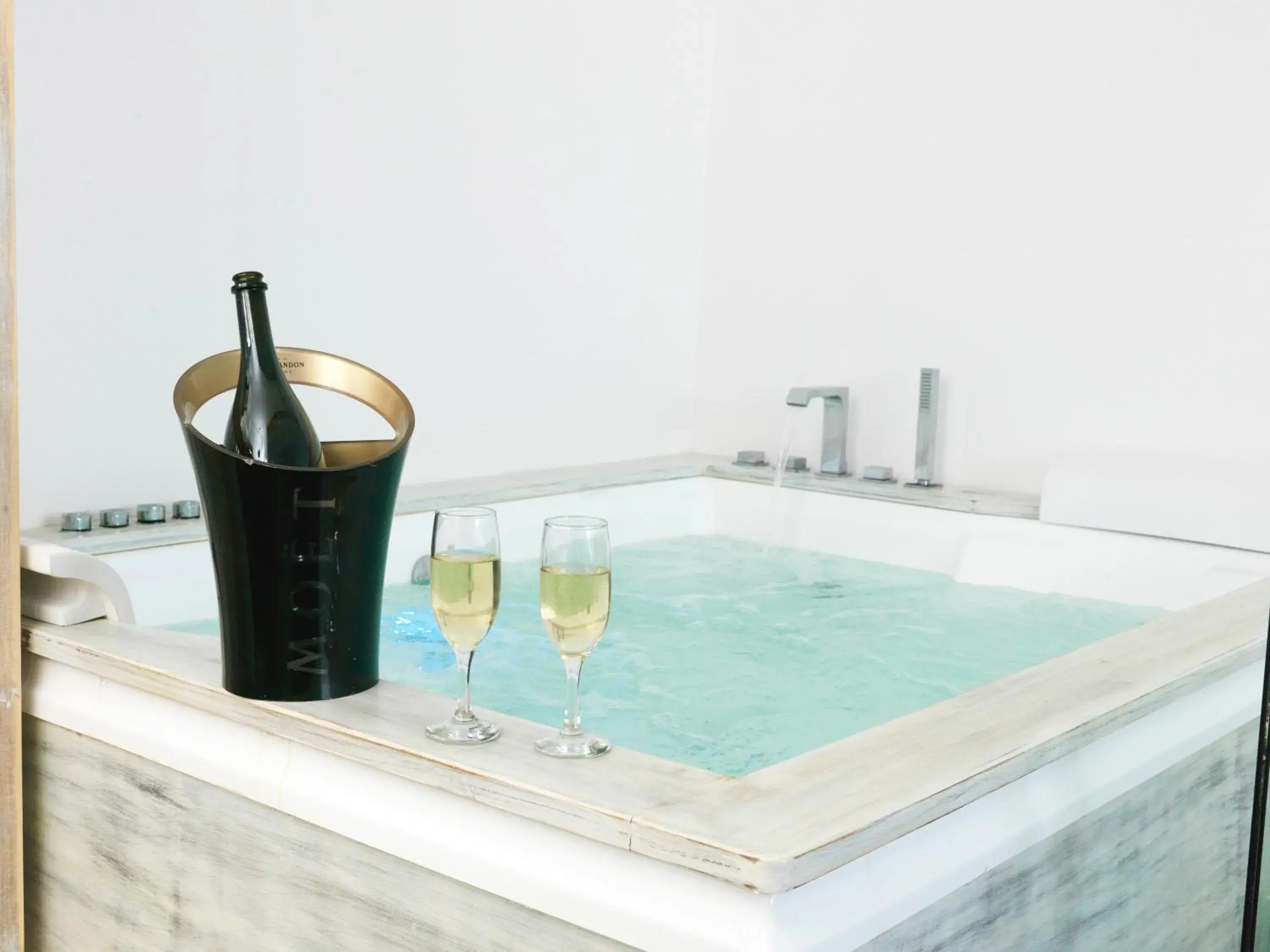 Suite with Jacuzzi in San Marino Suites by Calm Collection Suite with Jacuzzi in San Marino Suites by Calm Collection