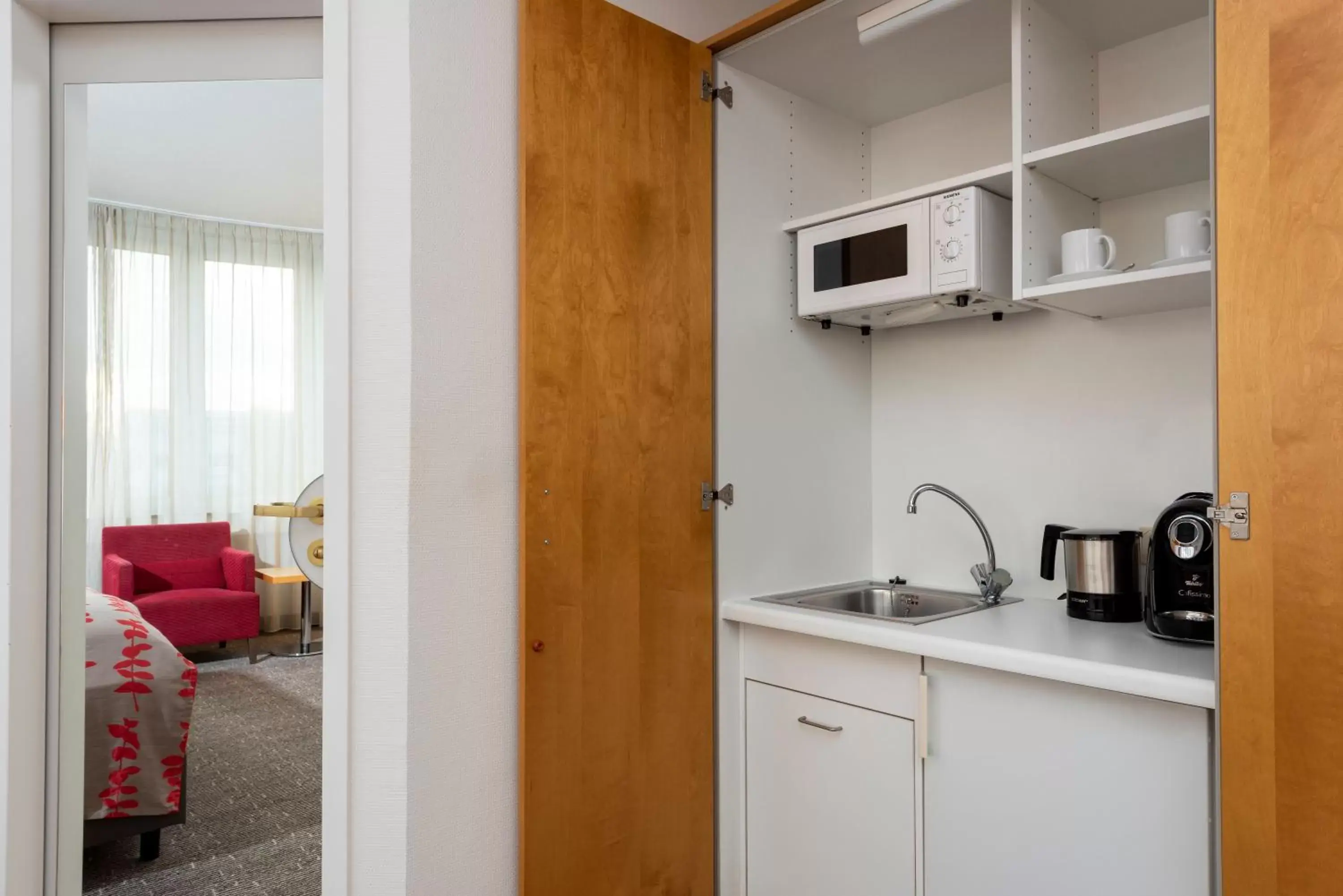 Photo of the whole room, Kitchen/Kitchenette in Holiday Inn Frankfurt Airport - Neu-Isenburg, an IHG Hotel