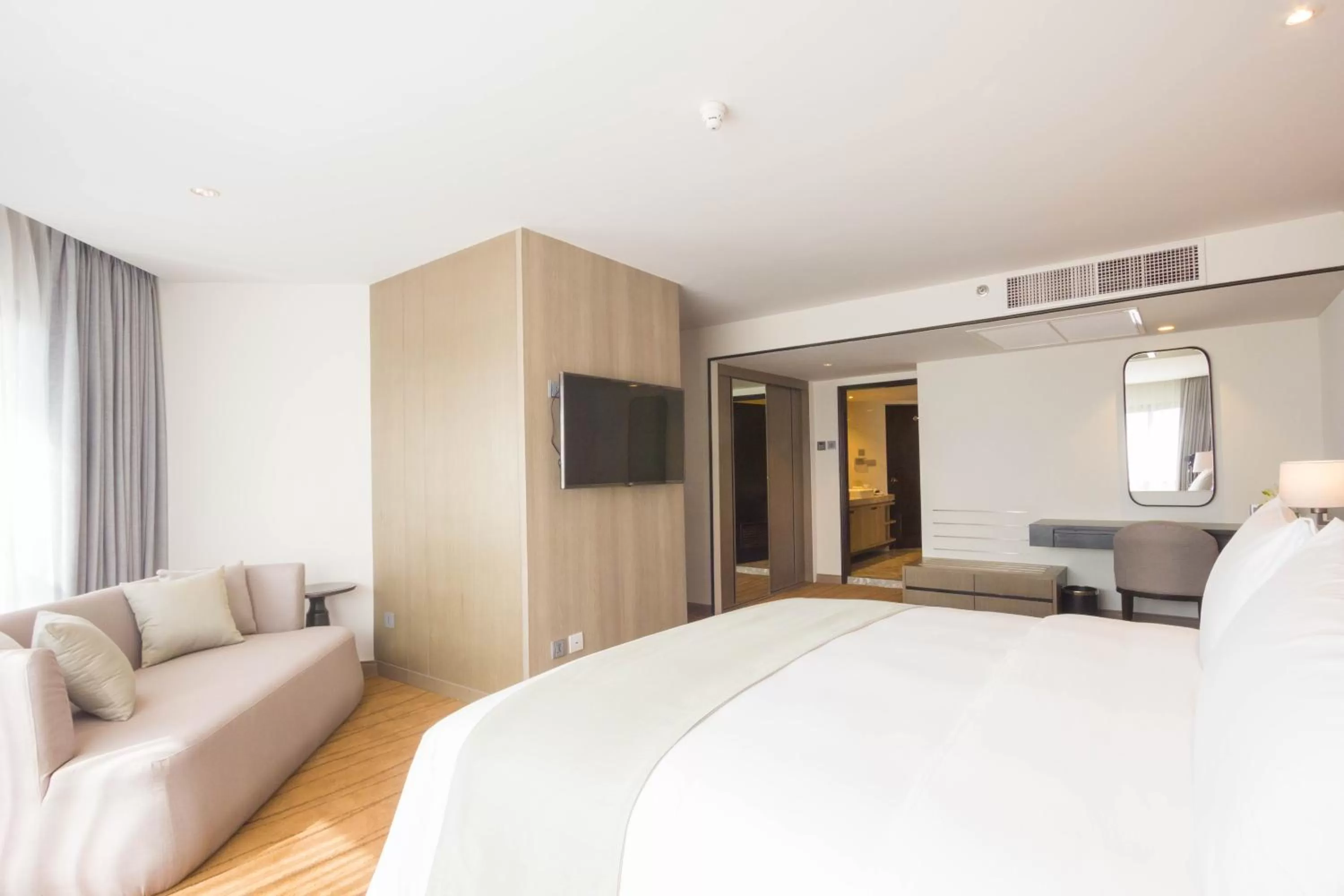 Bedroom, Bed in Centara Riverside Hotel Chiang Mai