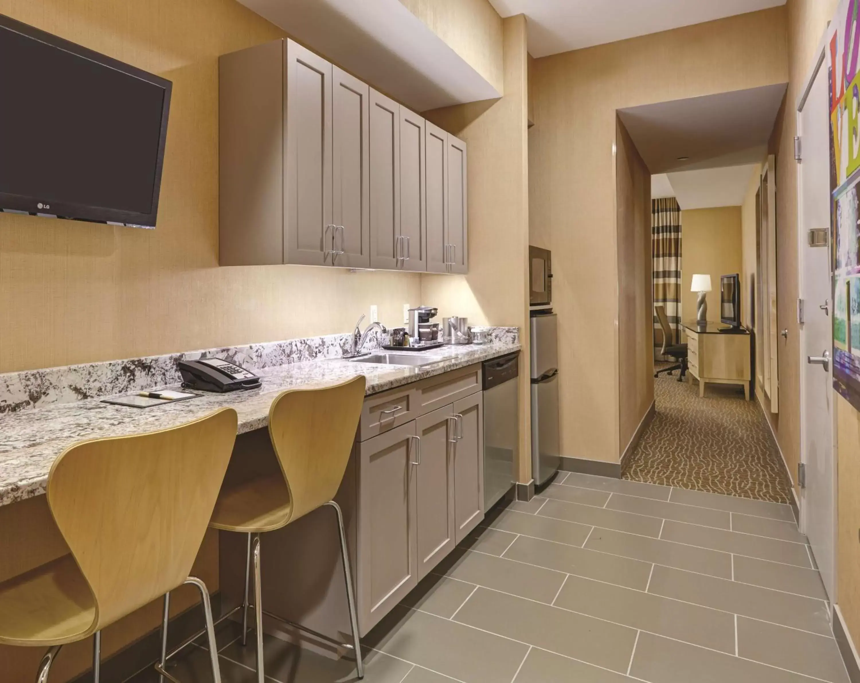 Bedroom, Kitchen/Kitchenette in DoubleTree by Hilton Philadelphia Center City