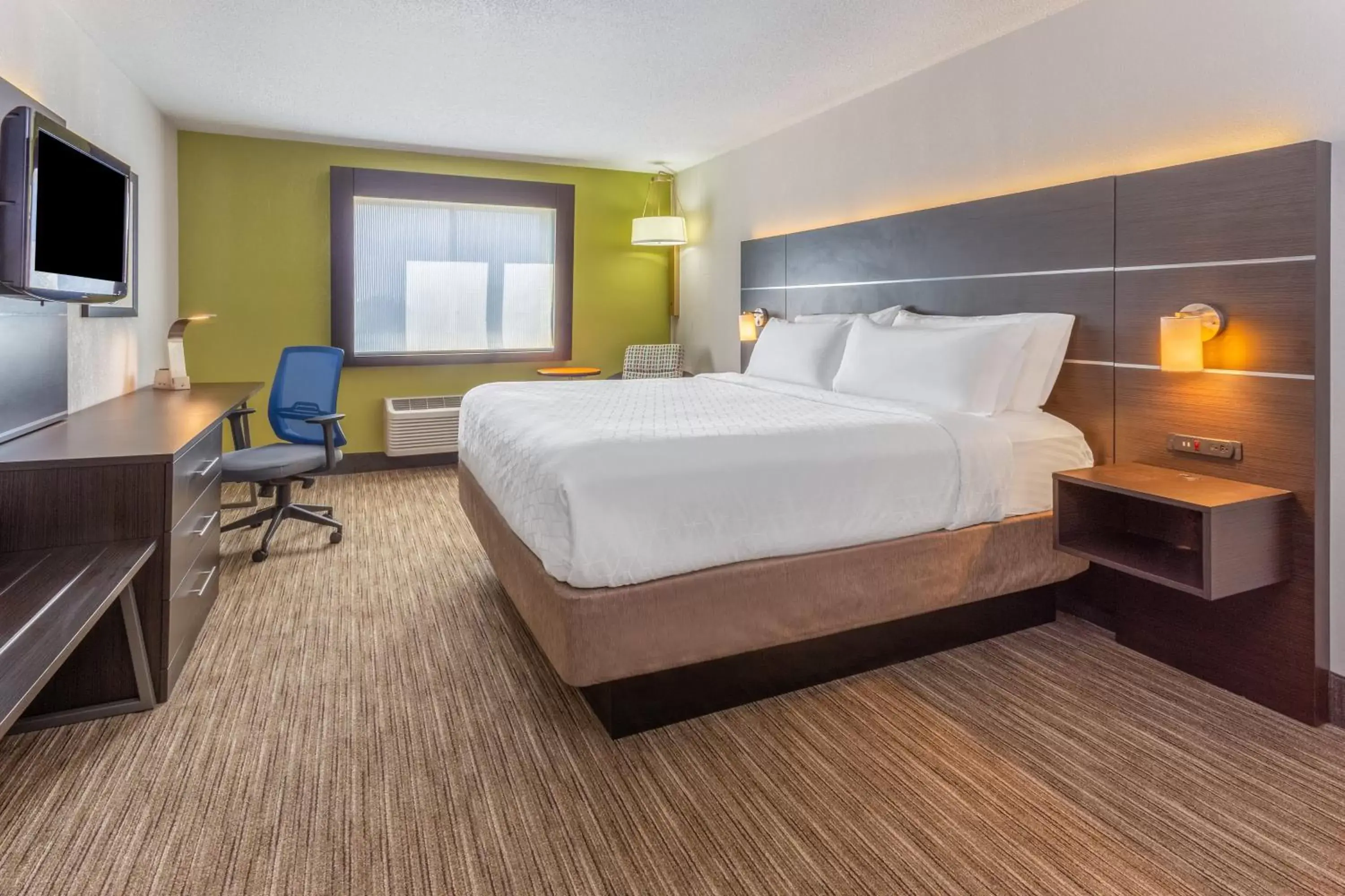 Photo of the whole room, Bed in Holiday Inn Express Columbus - Ohio Expo Center, an IHG Hotel
