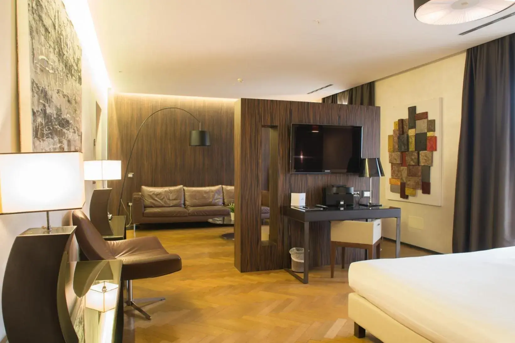 Photo of the whole room, TV/Entertainment Center in Diva Luxury Hotel
