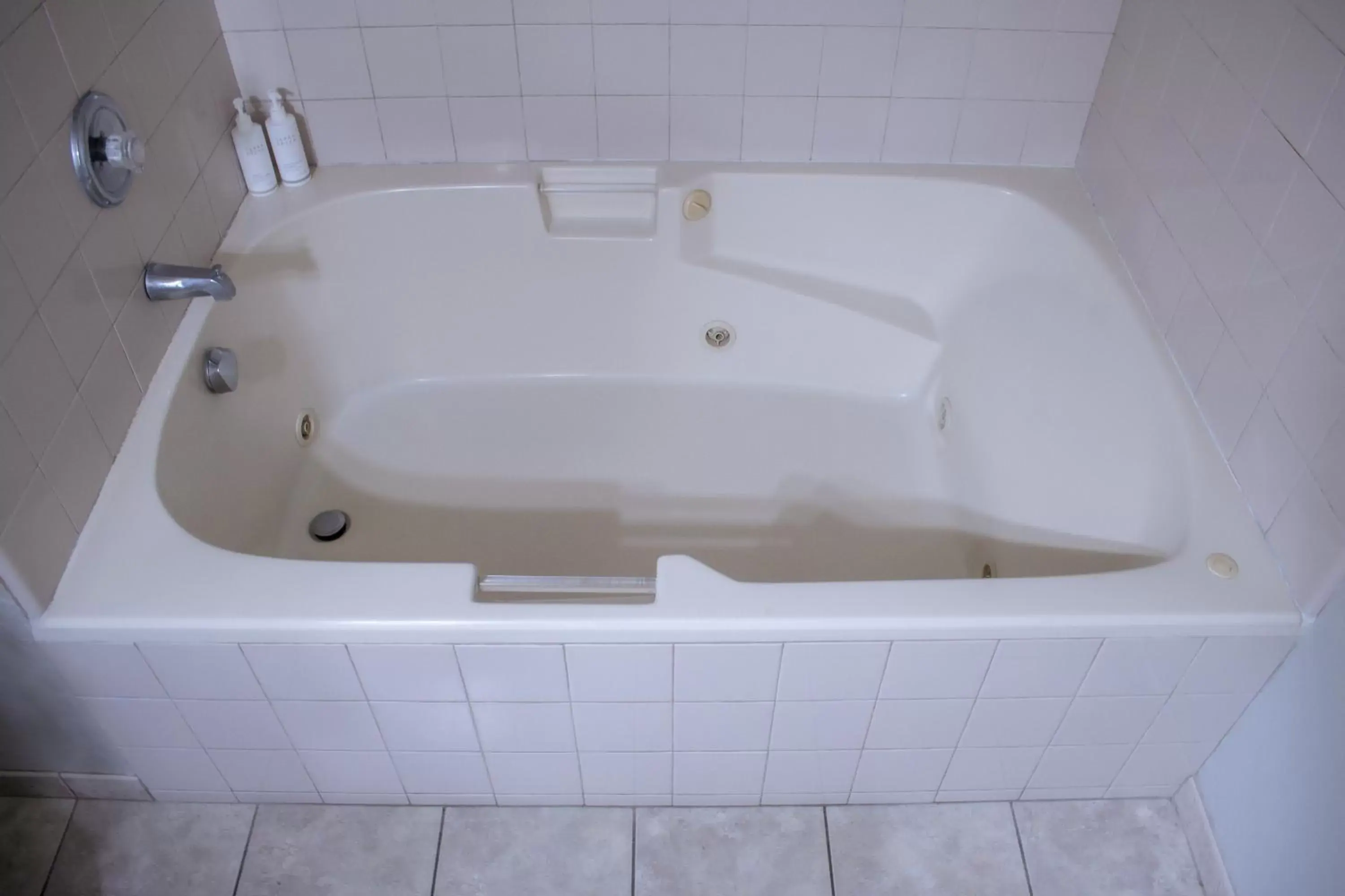 Hot Tub, Bathroom in Travelodge by Wyndham Monterey Bay