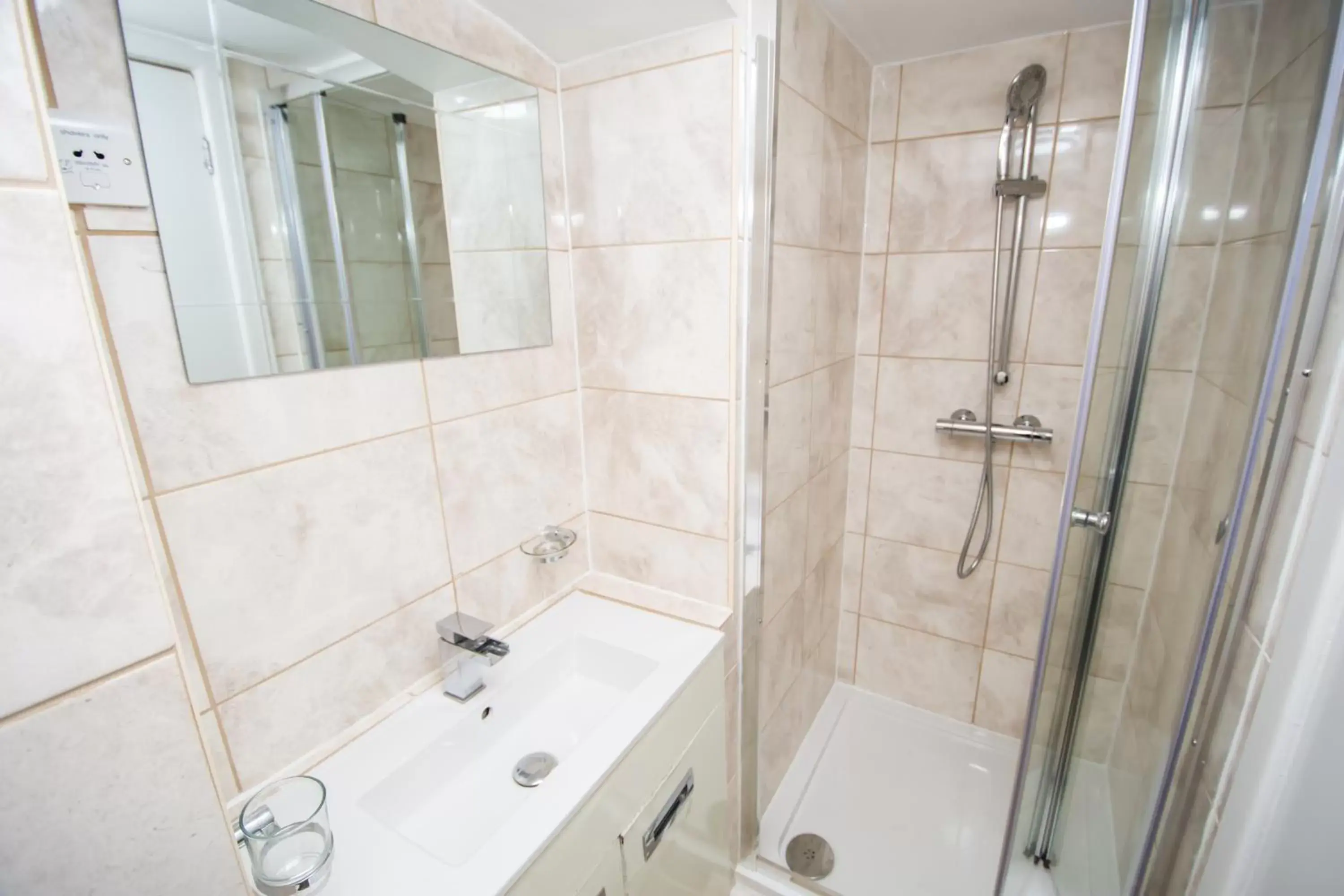 Shower, Bathroom in NormanHurst Hotel