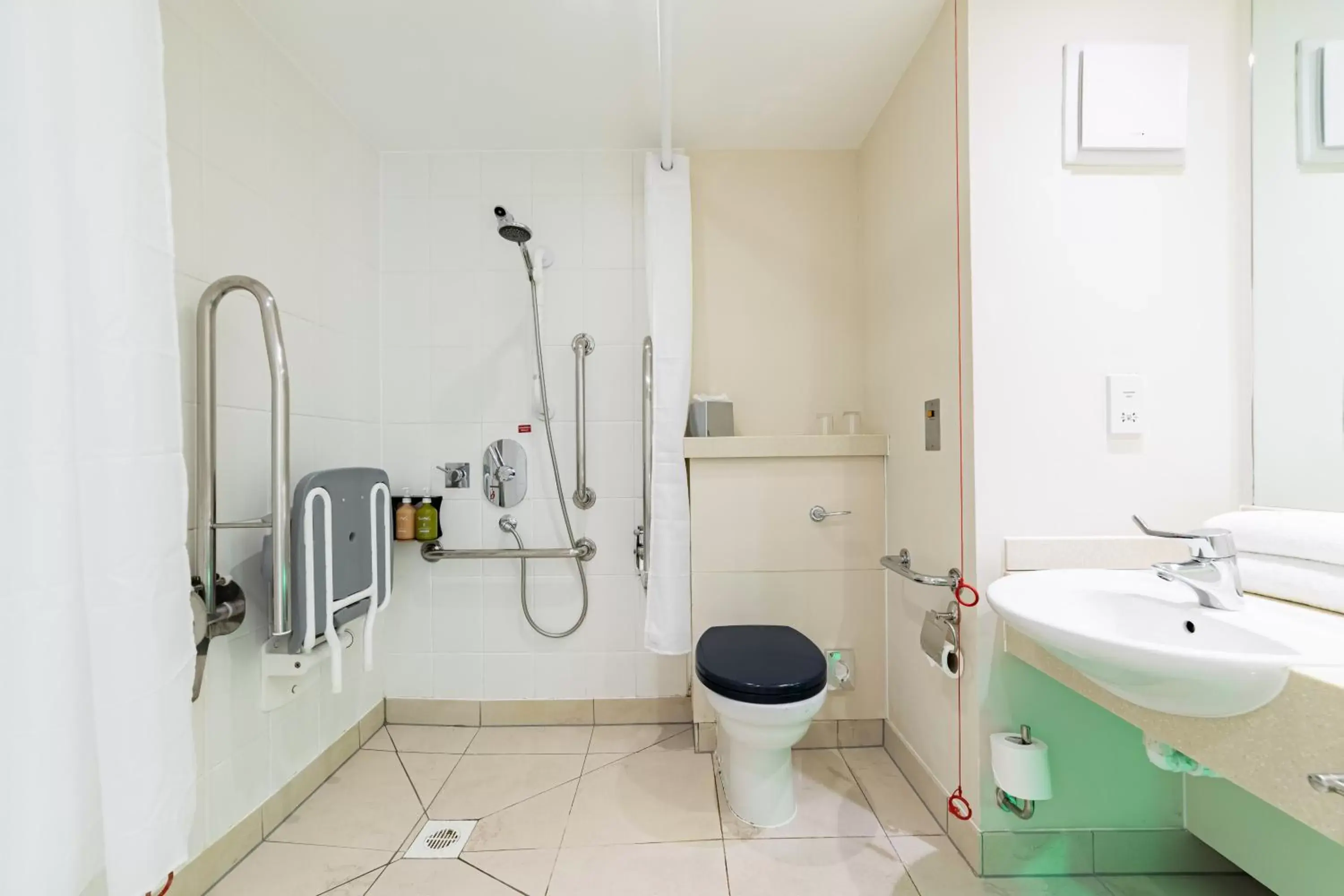 Shower, Bathroom in Holiday Inn Winchester, an IHG Hotel