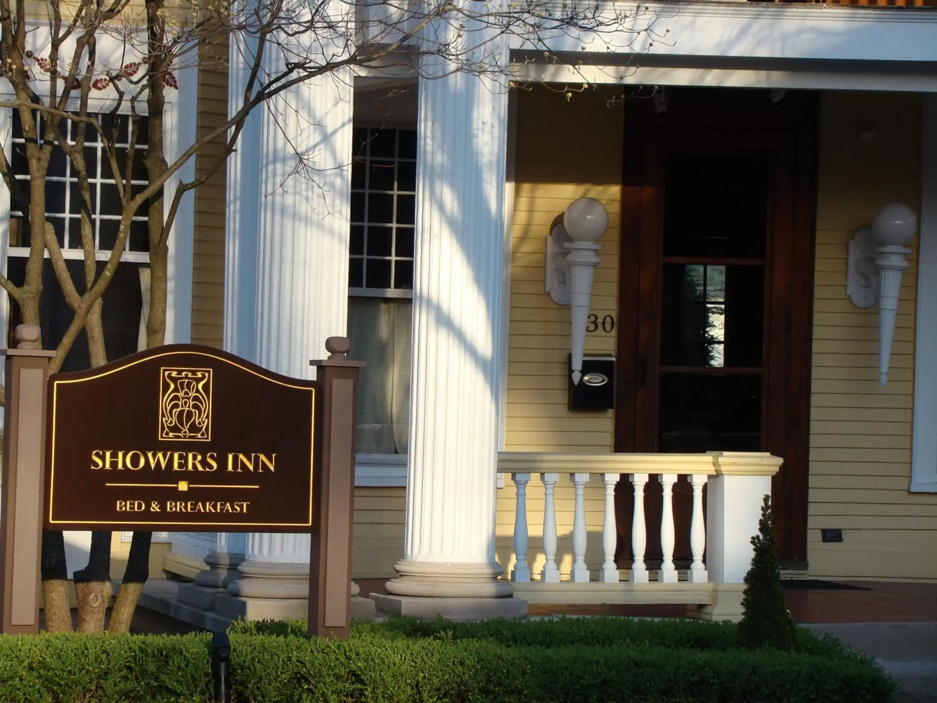 Facade/entrance in Showers Inn