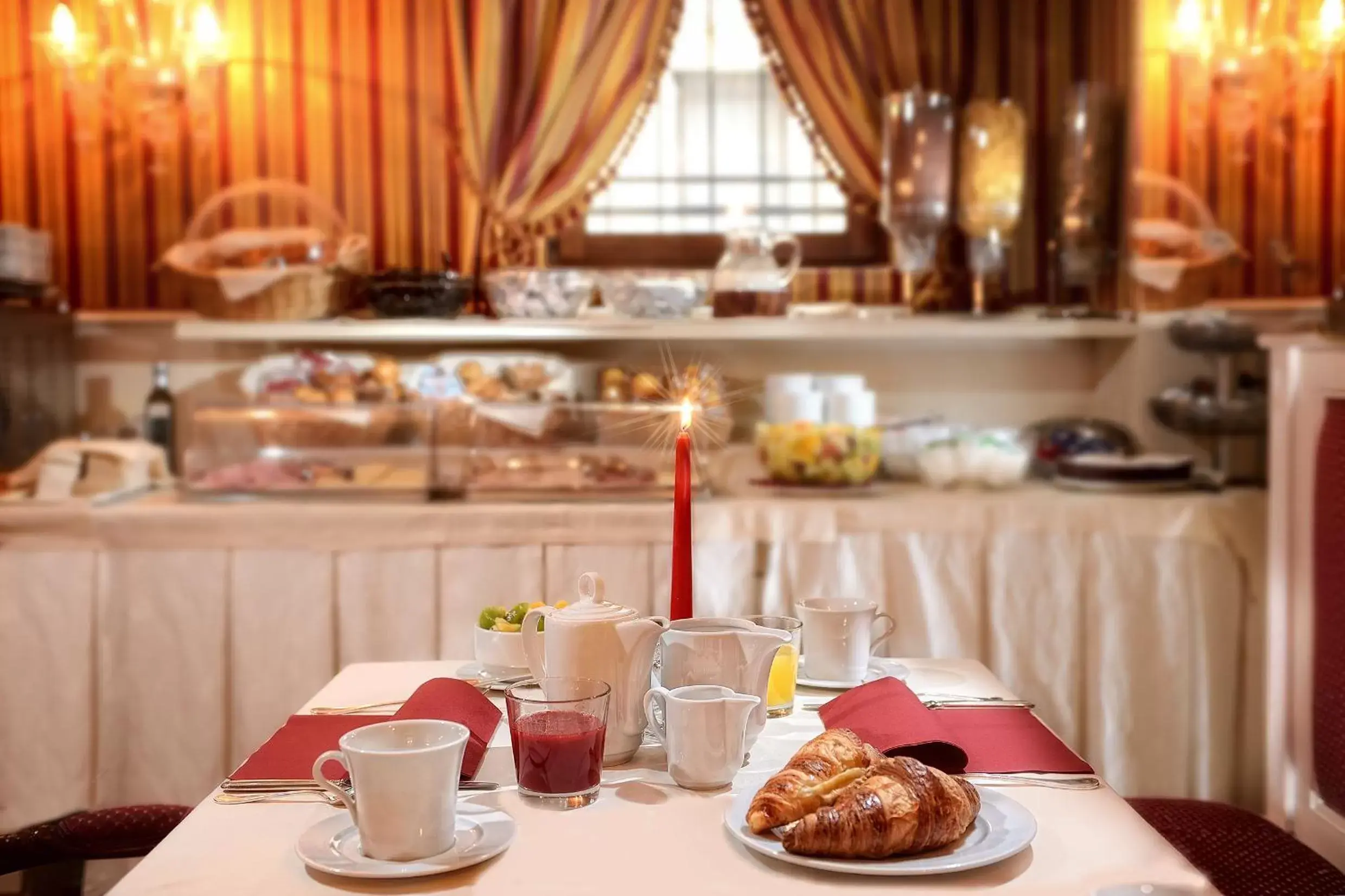 Coffee/tea facilities, Breakfast in Duodo Palace Hotel