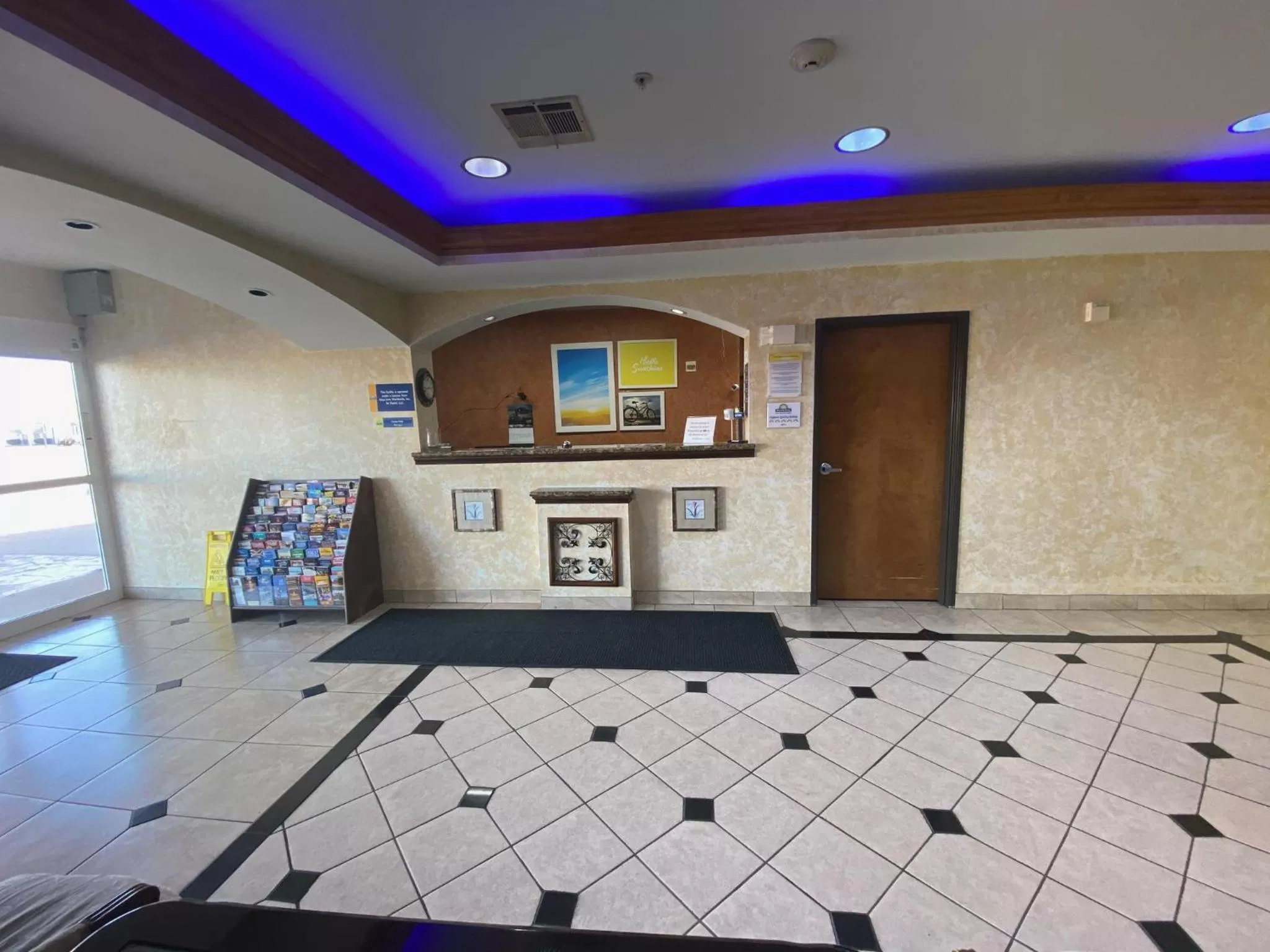 Lobby or reception in Days Inn & Suites by Wyndham Cleburne TX