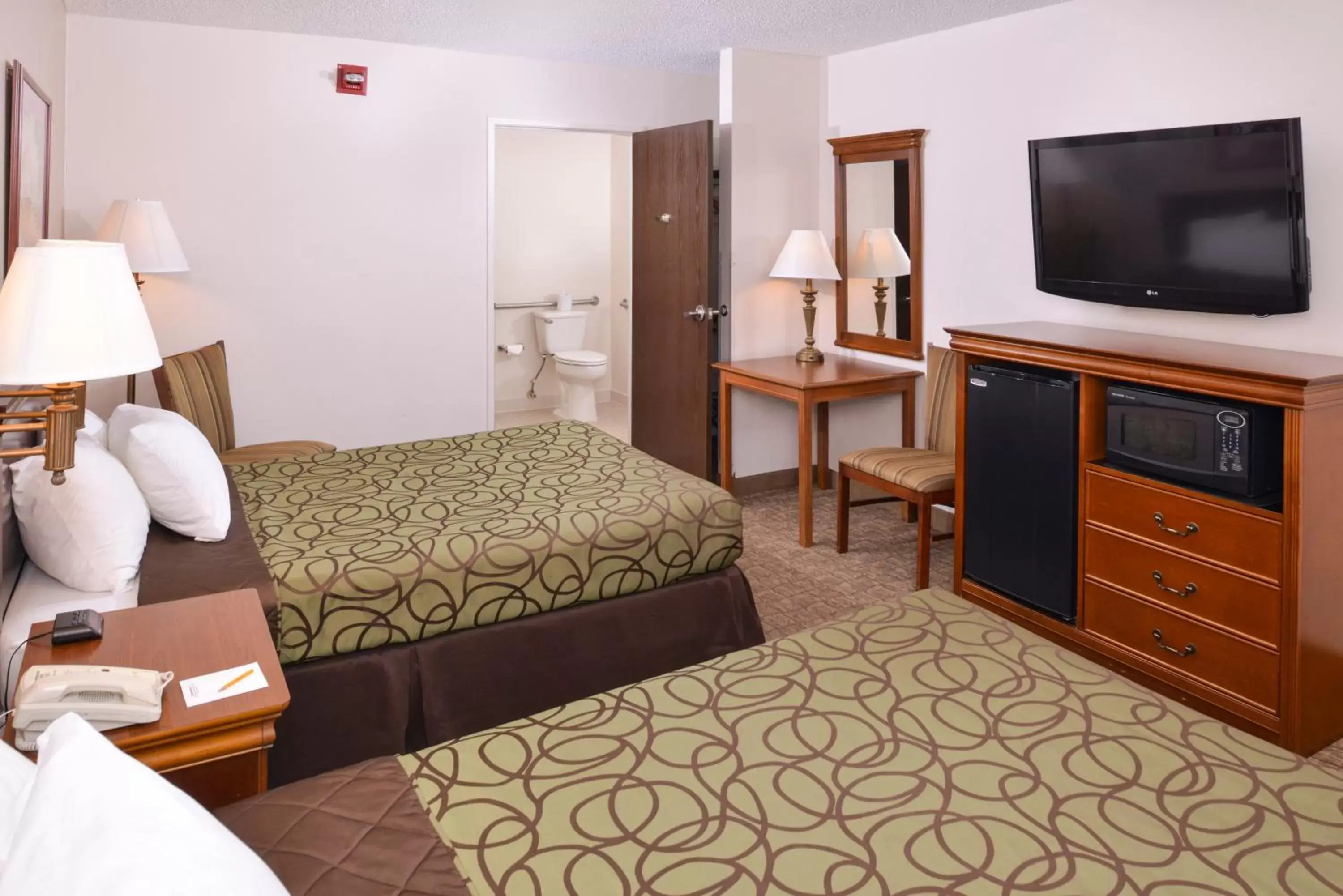 Bed in Briarwood Inn Of Geneva Bed in Briarwood Inn Of Geneva