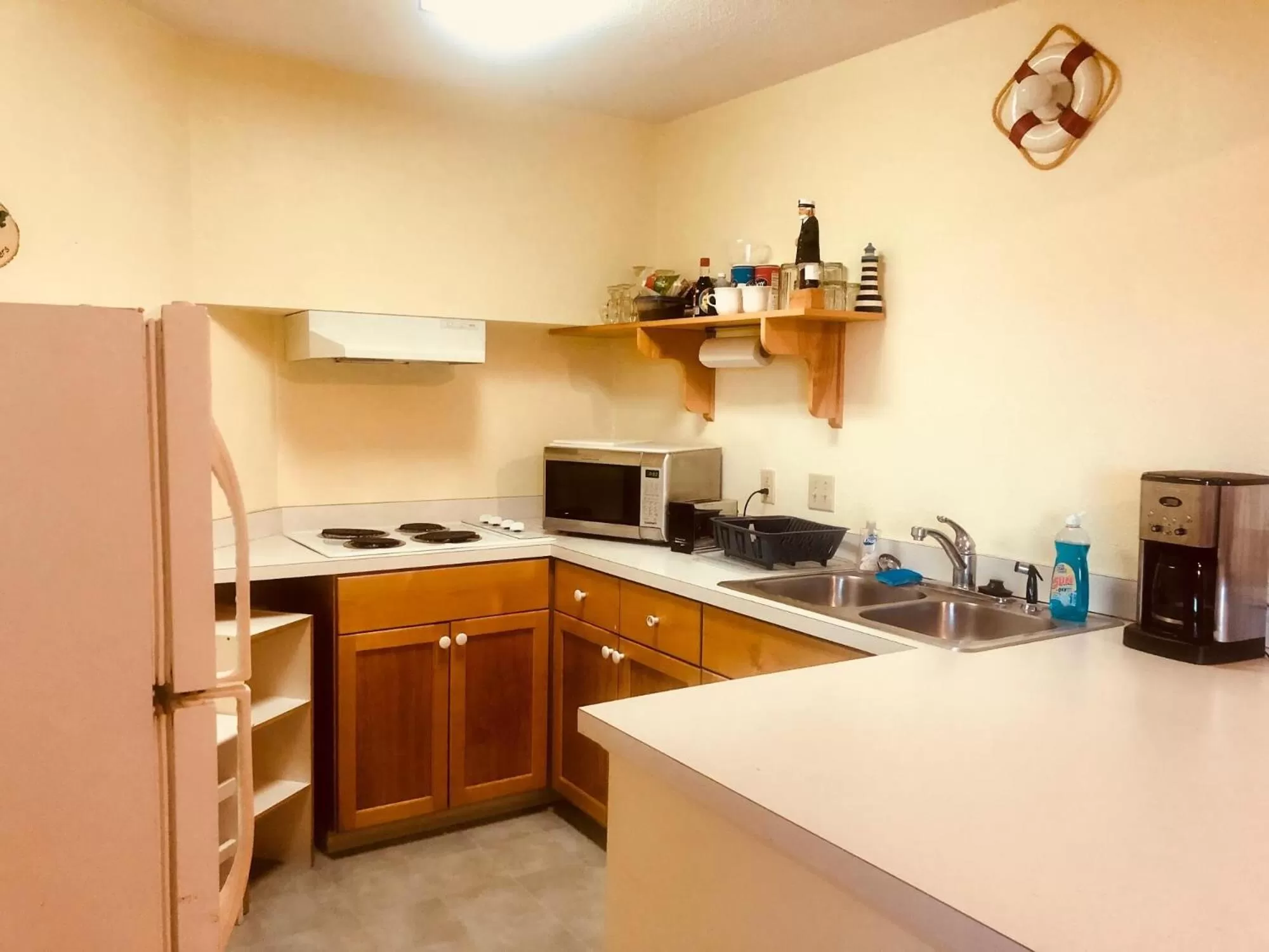 Kitchen/Kitchenette in Driftwood Inn