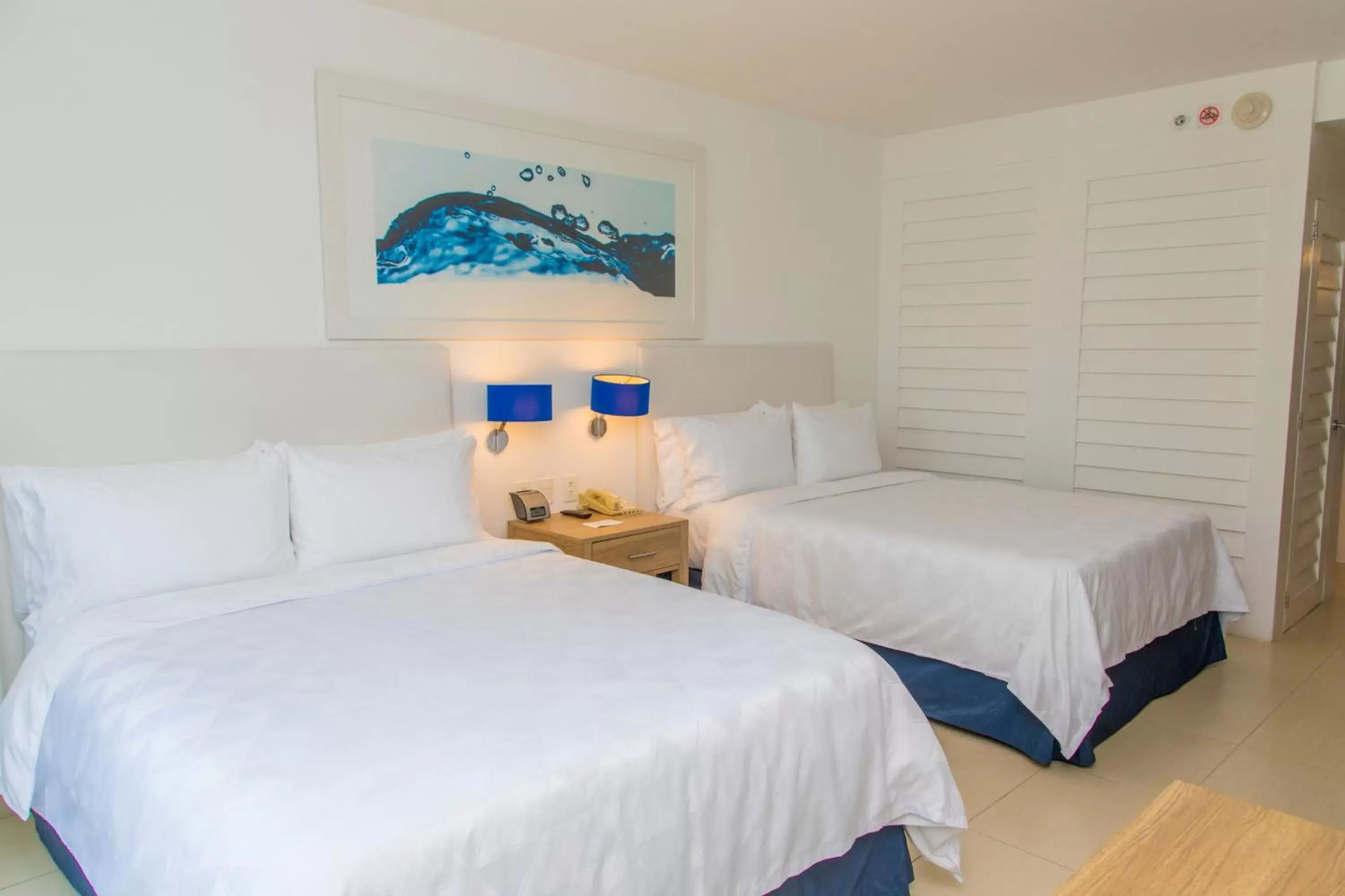 Bed in Holiday Inn Acapulco La Isla, an IHG Hotel