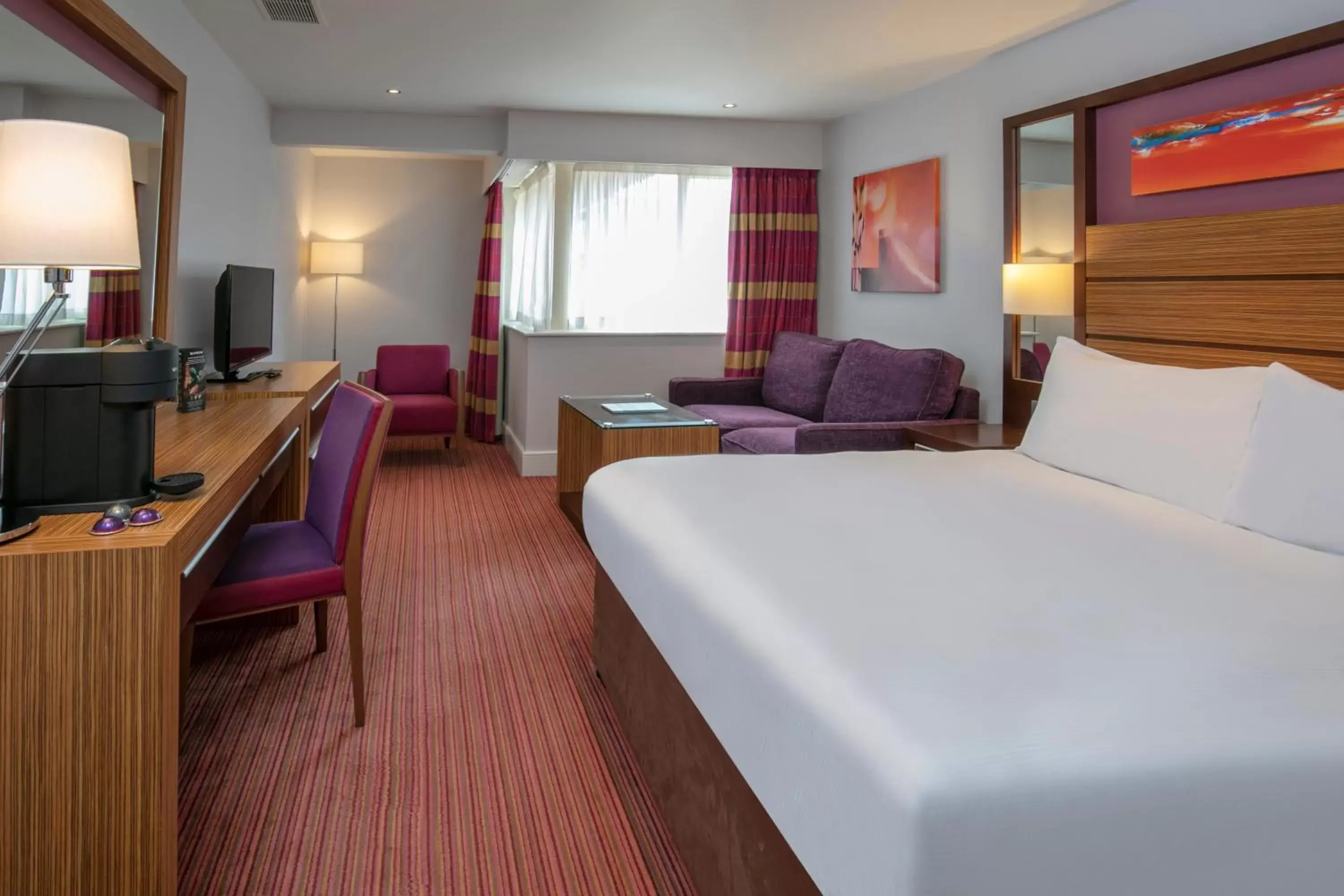 Bed, TV/Entertainment Center in Ashford International Hotel & Spa