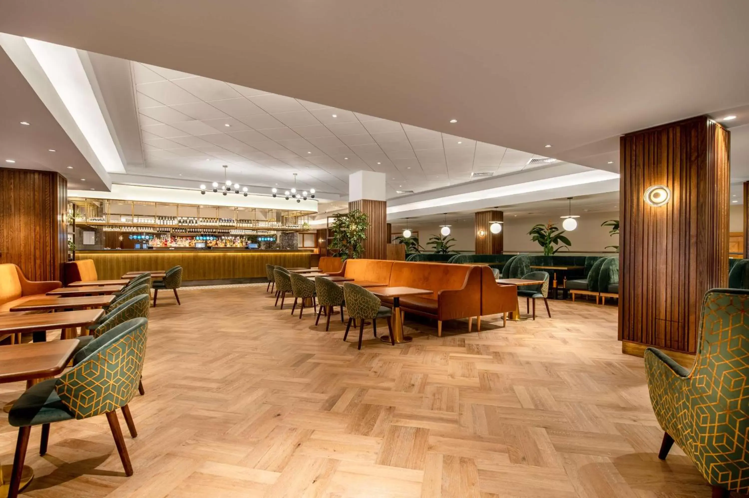 Lounge or bar, Restaurant/Places to Eat in Hilton Birmingham Metropole Hotel