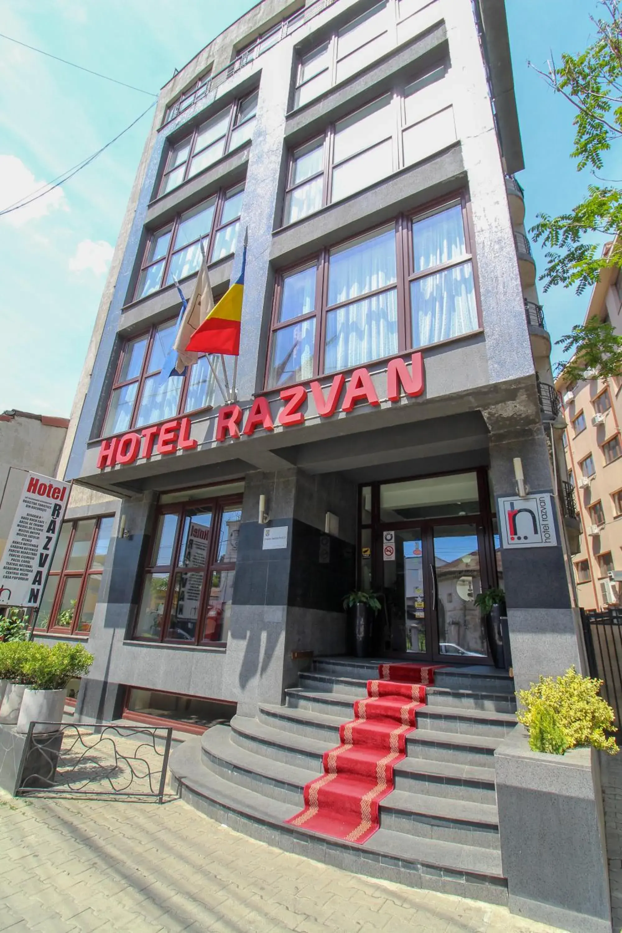 Facade/entrance in Hotel Razvan