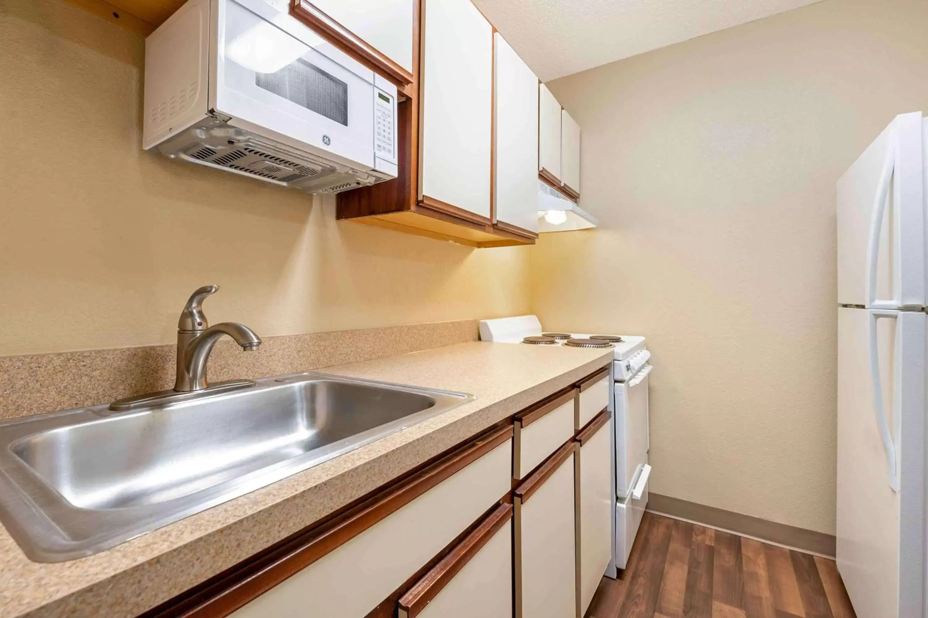 Bedroom, Kitchen/Kitchenette in Extended Stay America Suites - Dayton - Fairborn