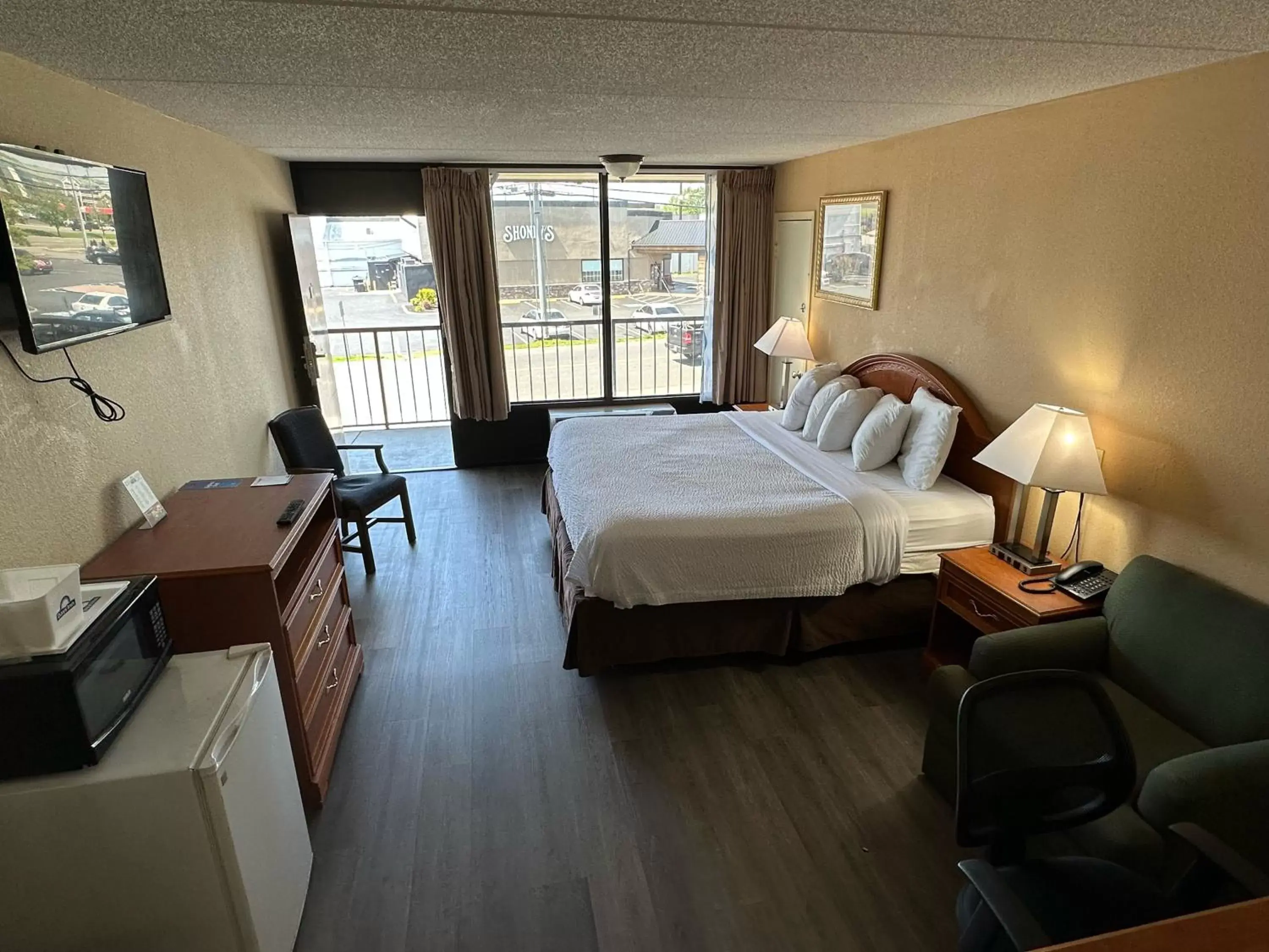 Living room in Days Inn & Suites by Wyndham Pigeon Forge